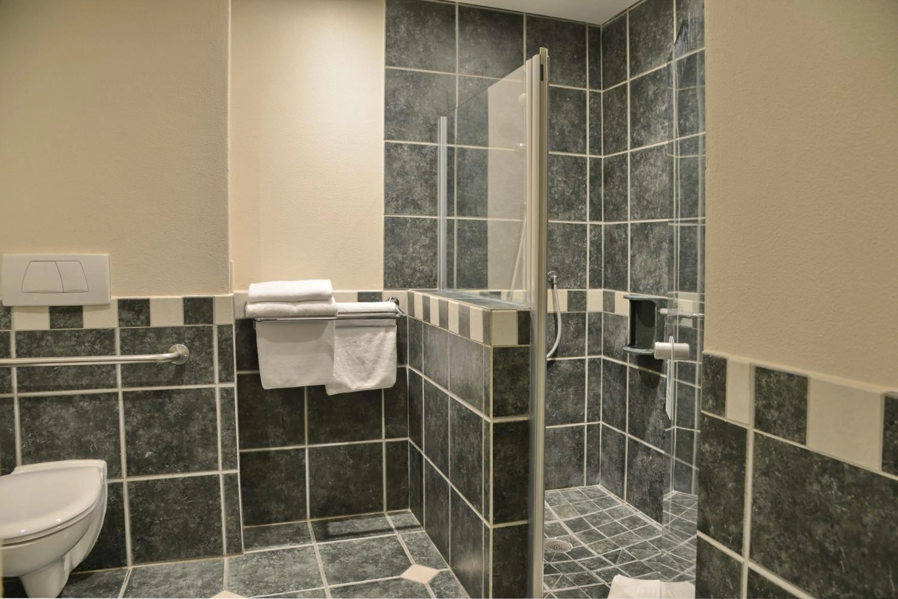 Twin Room - Disability Access in City Lodge Hotel GrandWest