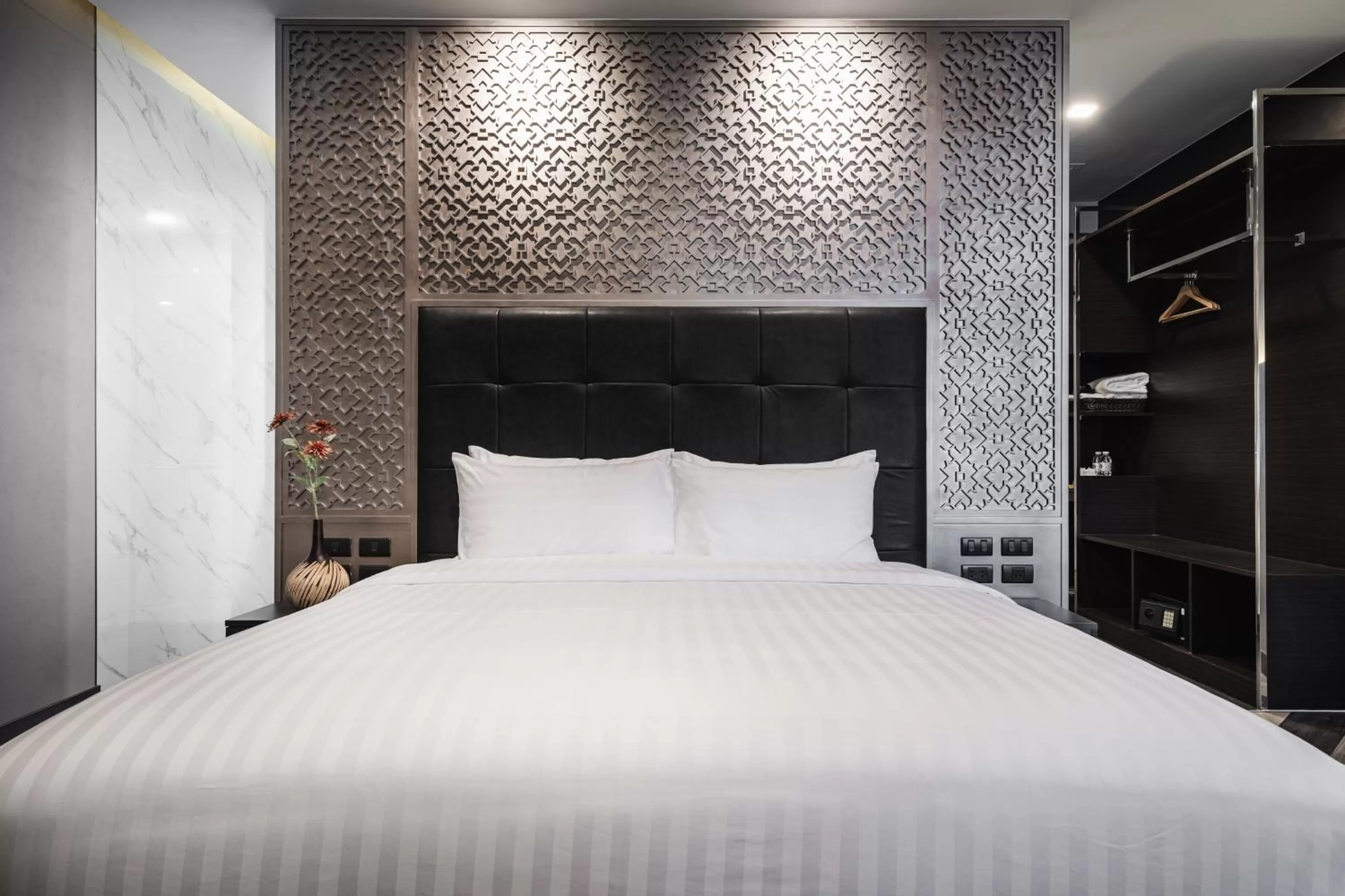 Guests, Bed in VIX Bangkok at Victory Monument