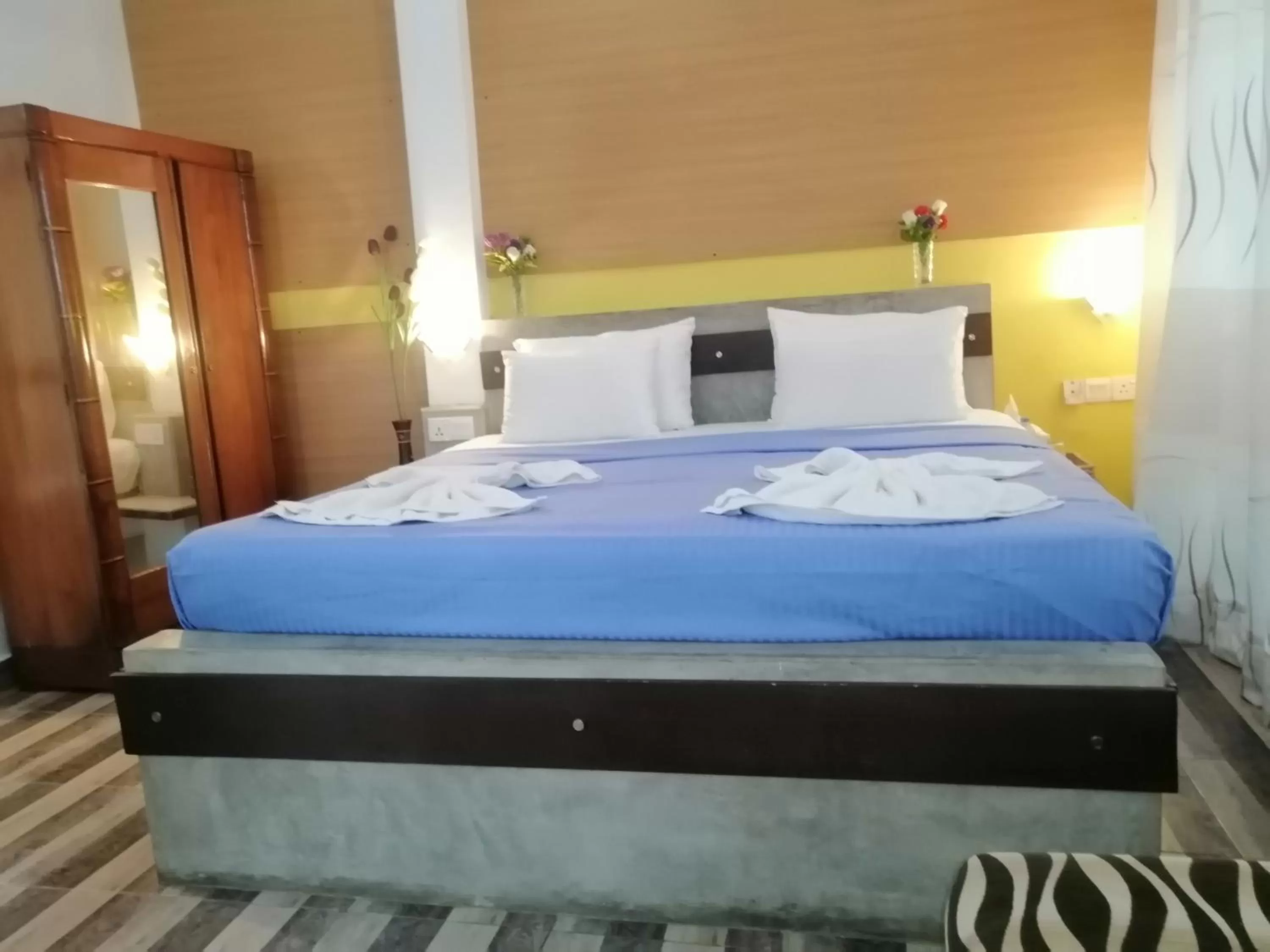 Bed in Le Petit Hotel & Restaurant