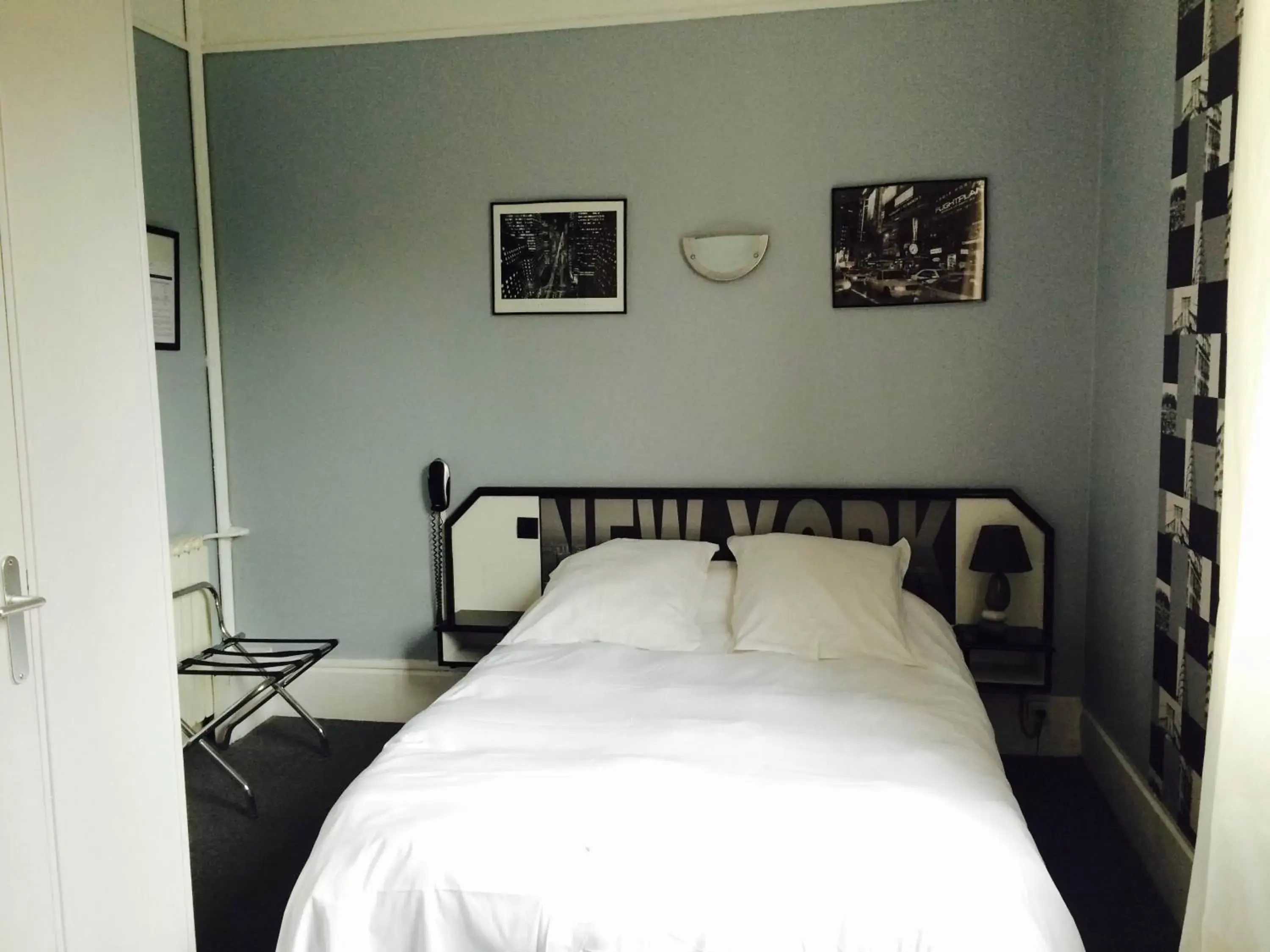 Bed in Hôtel De Normandie