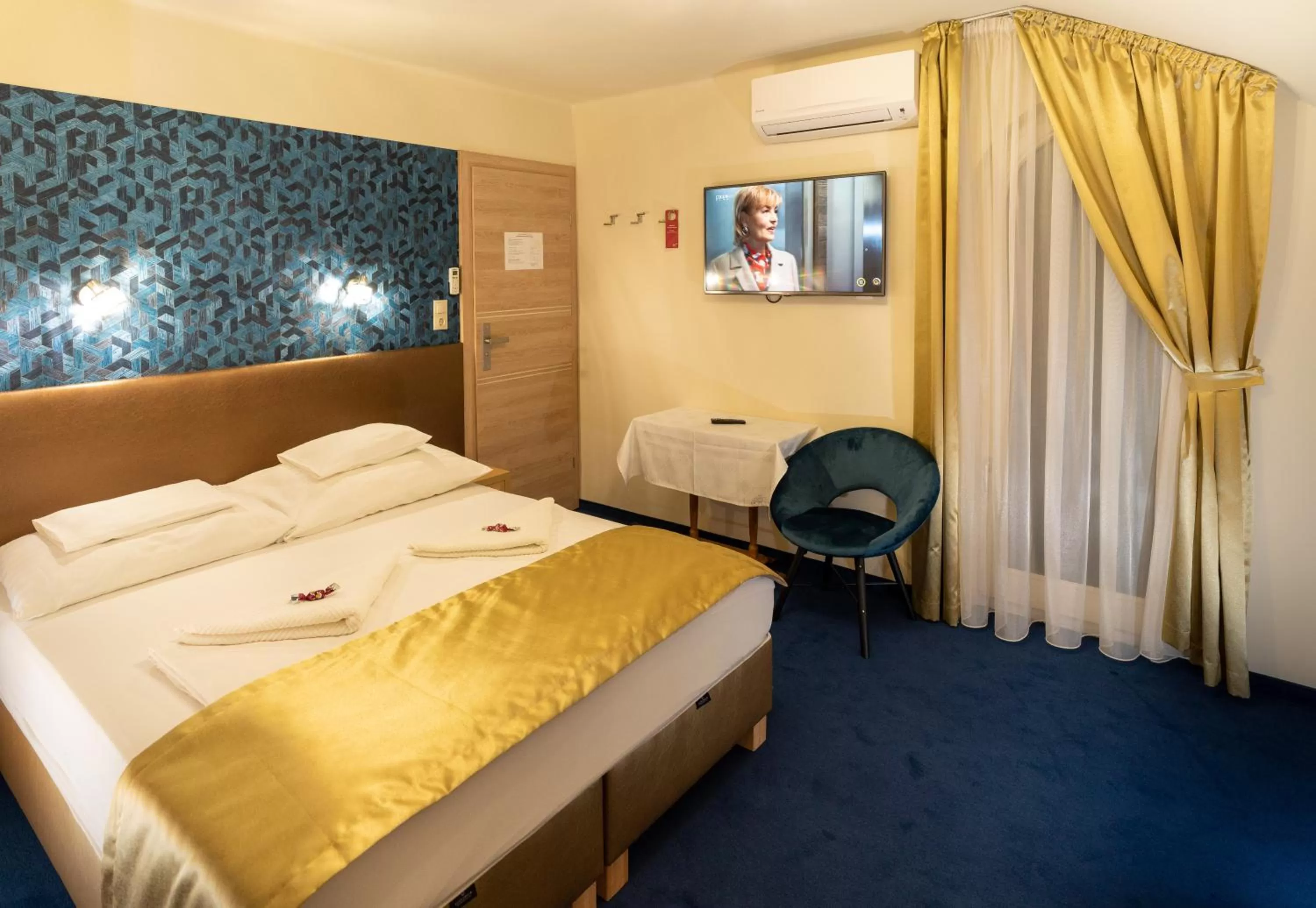 Photo of the whole room, Bed in Teátrum Boutique Hotel