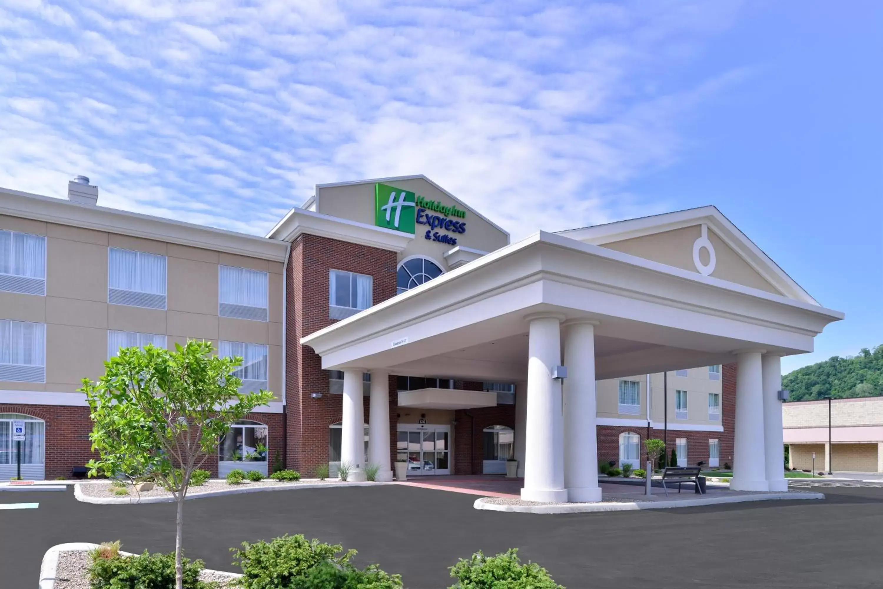 Property Building in Holiday Inn Express & Suites New Martinsville, an IHG Hotel
