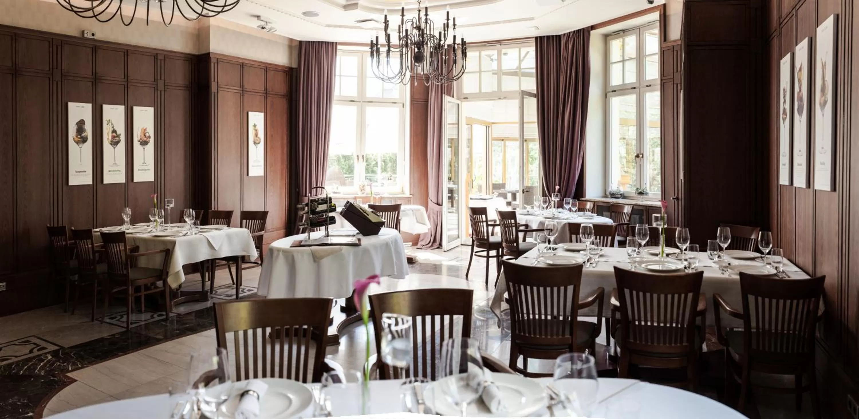 Restaurant/Places to Eat in Grape Hotel