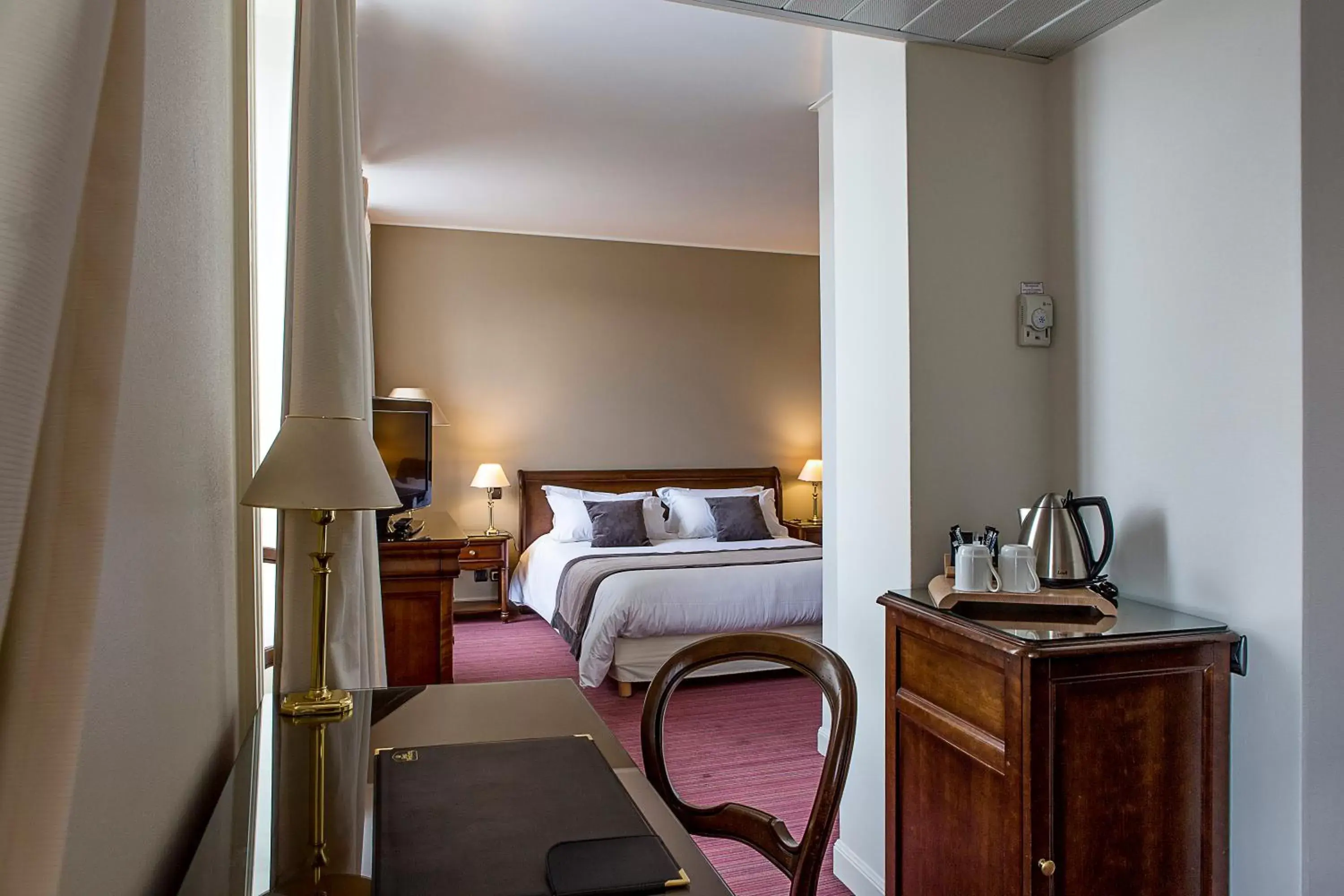Bedroom, Bed in Best Western Grand Hotel de Bordeaux