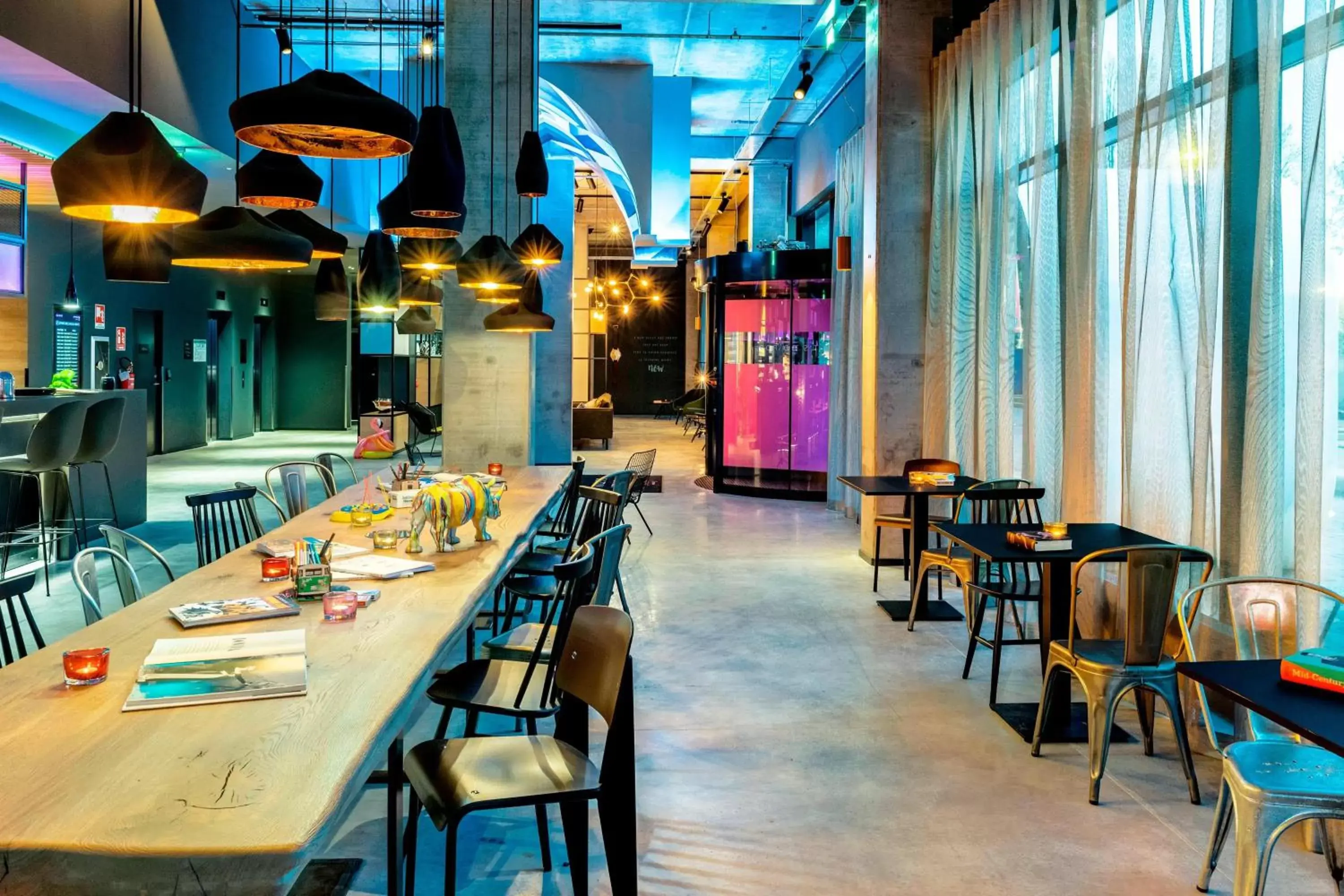 Living room, Restaurant/Places to Eat in Moxy Milan Linate Airport