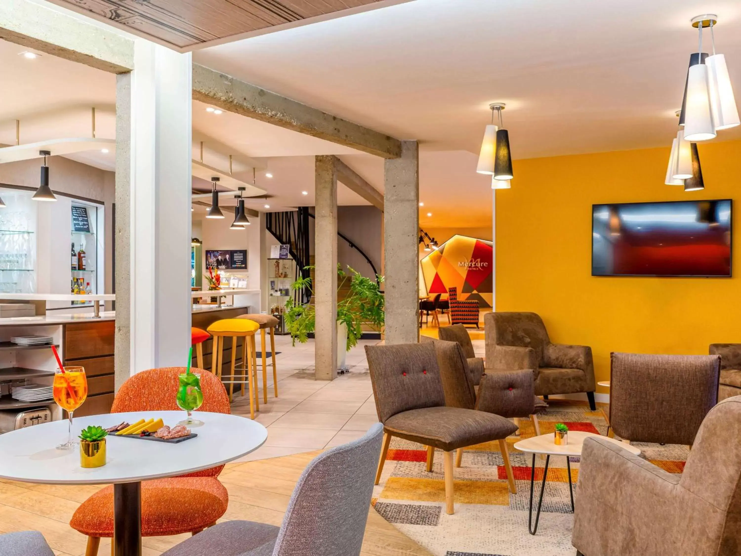 Lounge or bar, Lobby/Reception in Mercure Castres L'Occitan