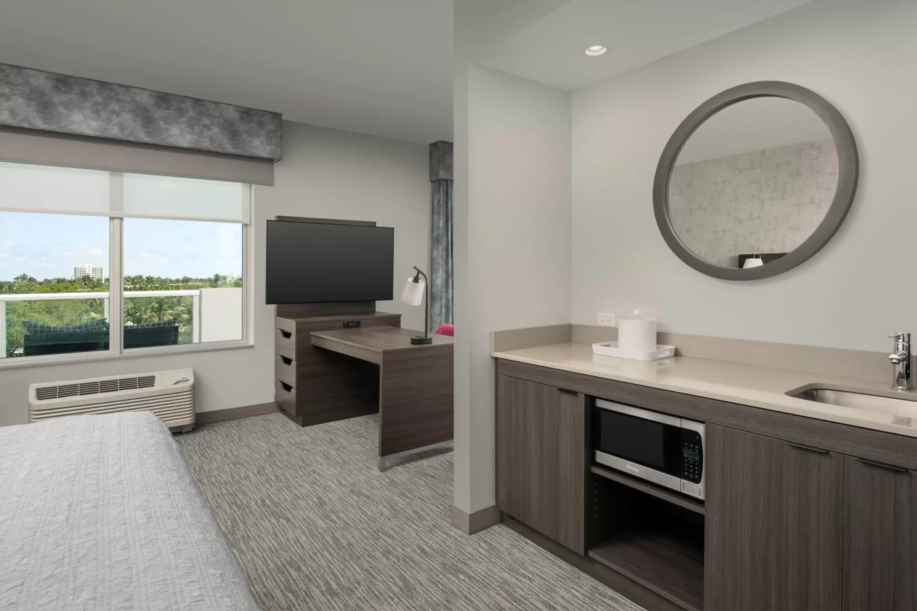 Bedroom, TV/Entertainment Center in Hampton Inn Delray Beach