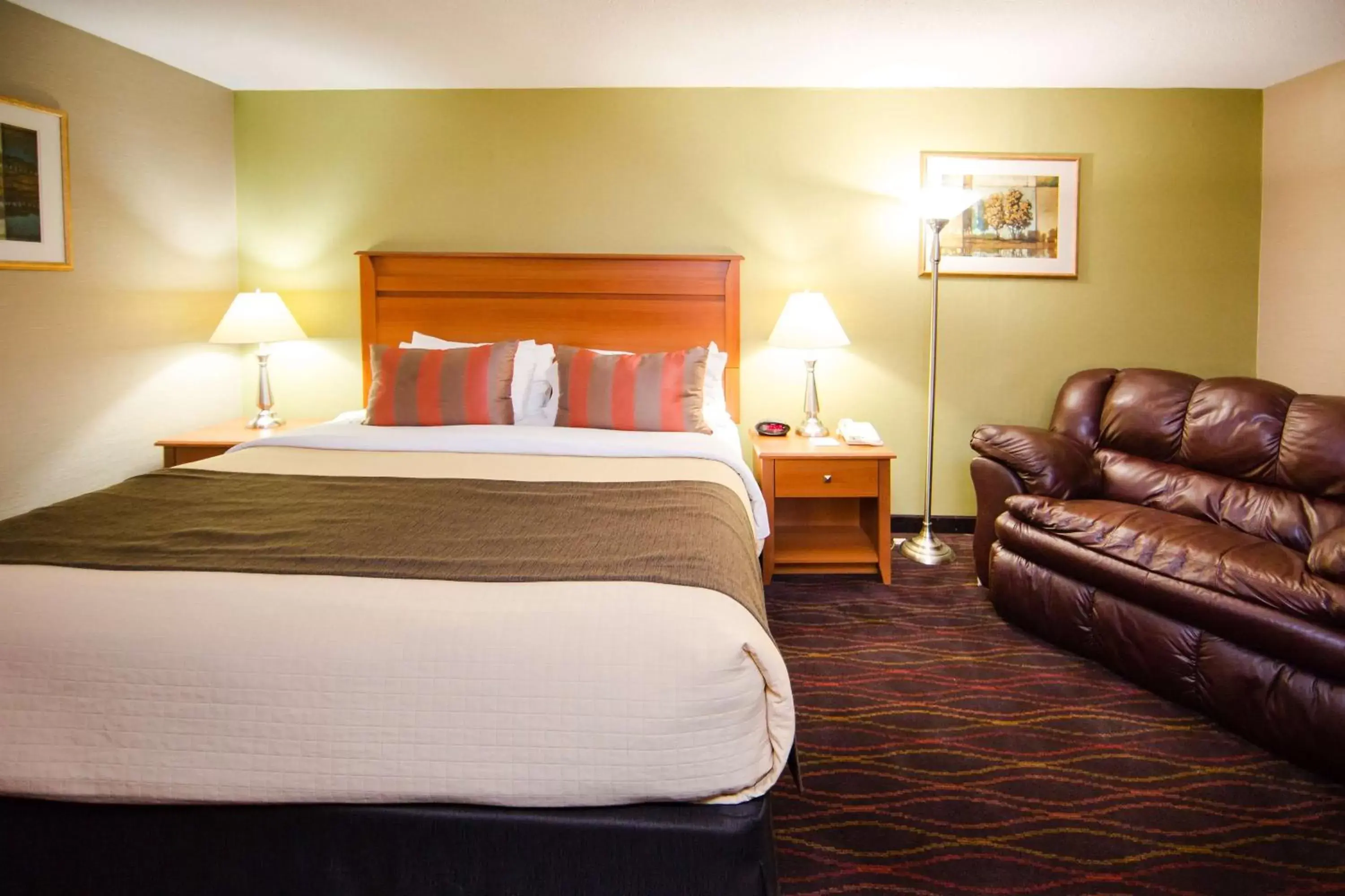 Photo of the whole room, Bed in Best Western Plus Ottawa Kanata Hotel and Conference Centre