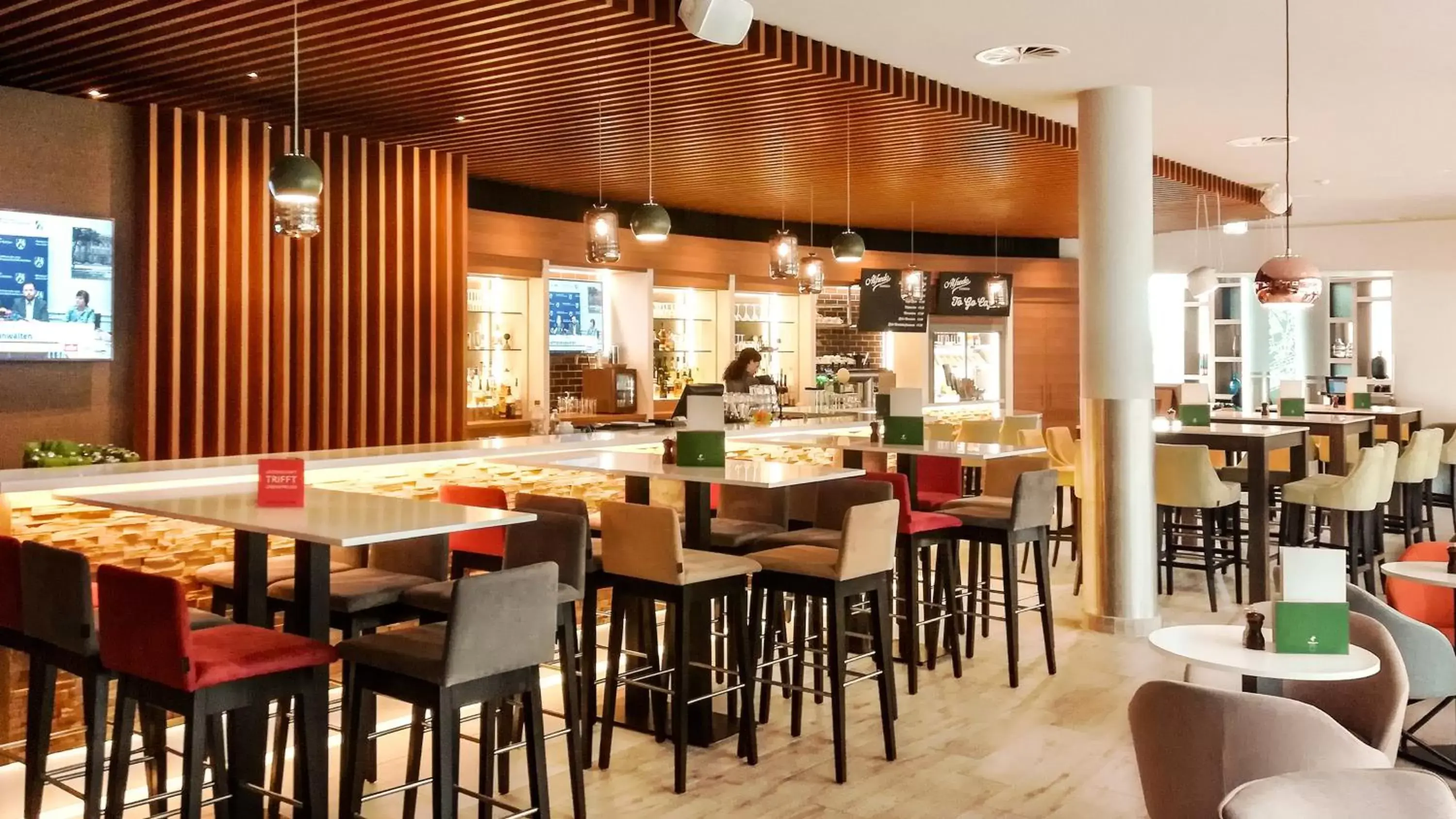 Lounge or bar, Restaurant/Places to Eat in Holiday Inn Berlin Airport - Conference Centre, an IHG Hotel