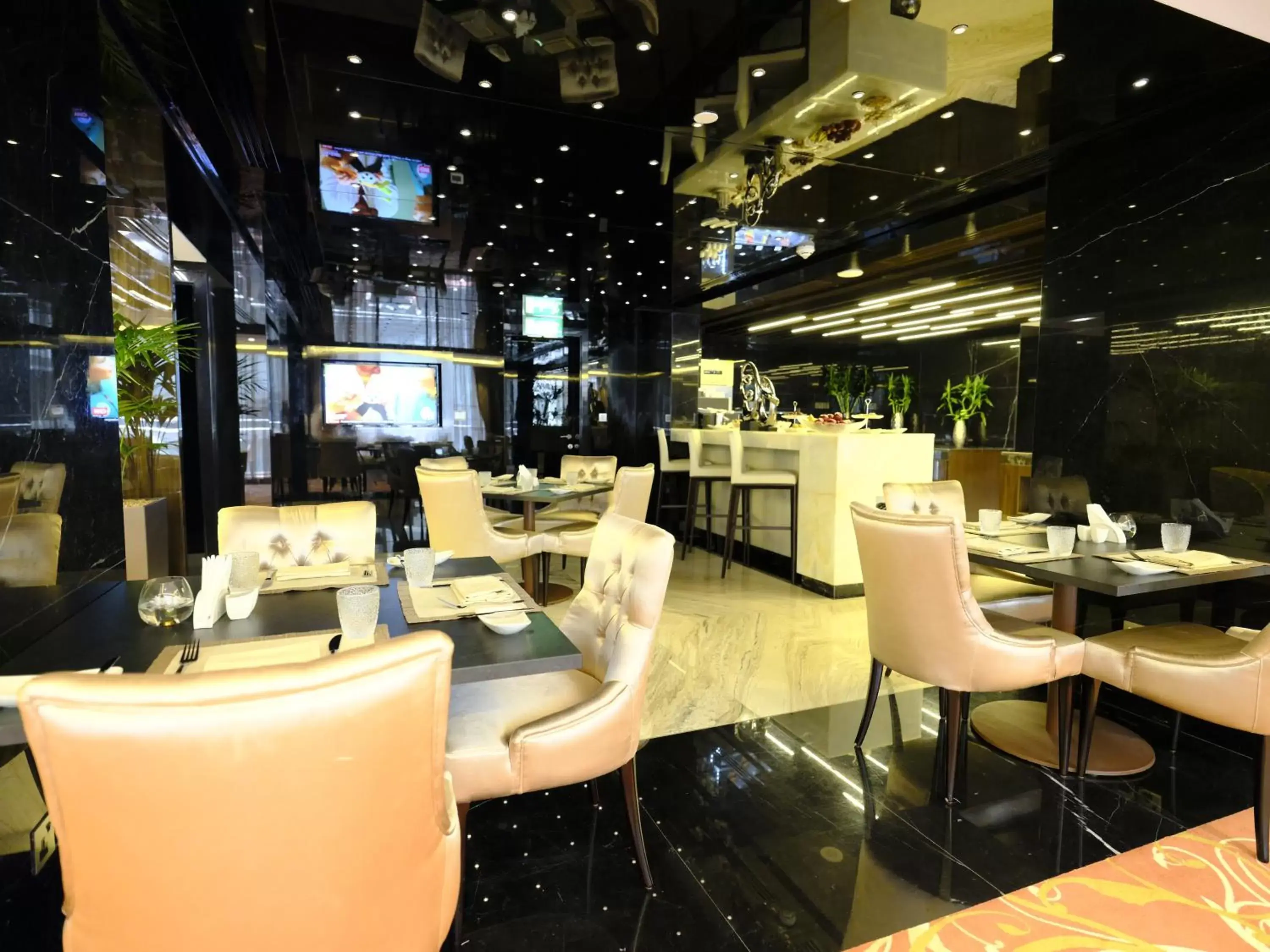 Lounge or bar, Restaurant/Places to Eat in Crowne Plaza Kuwait Al Thuraya City, an IHG Hotel