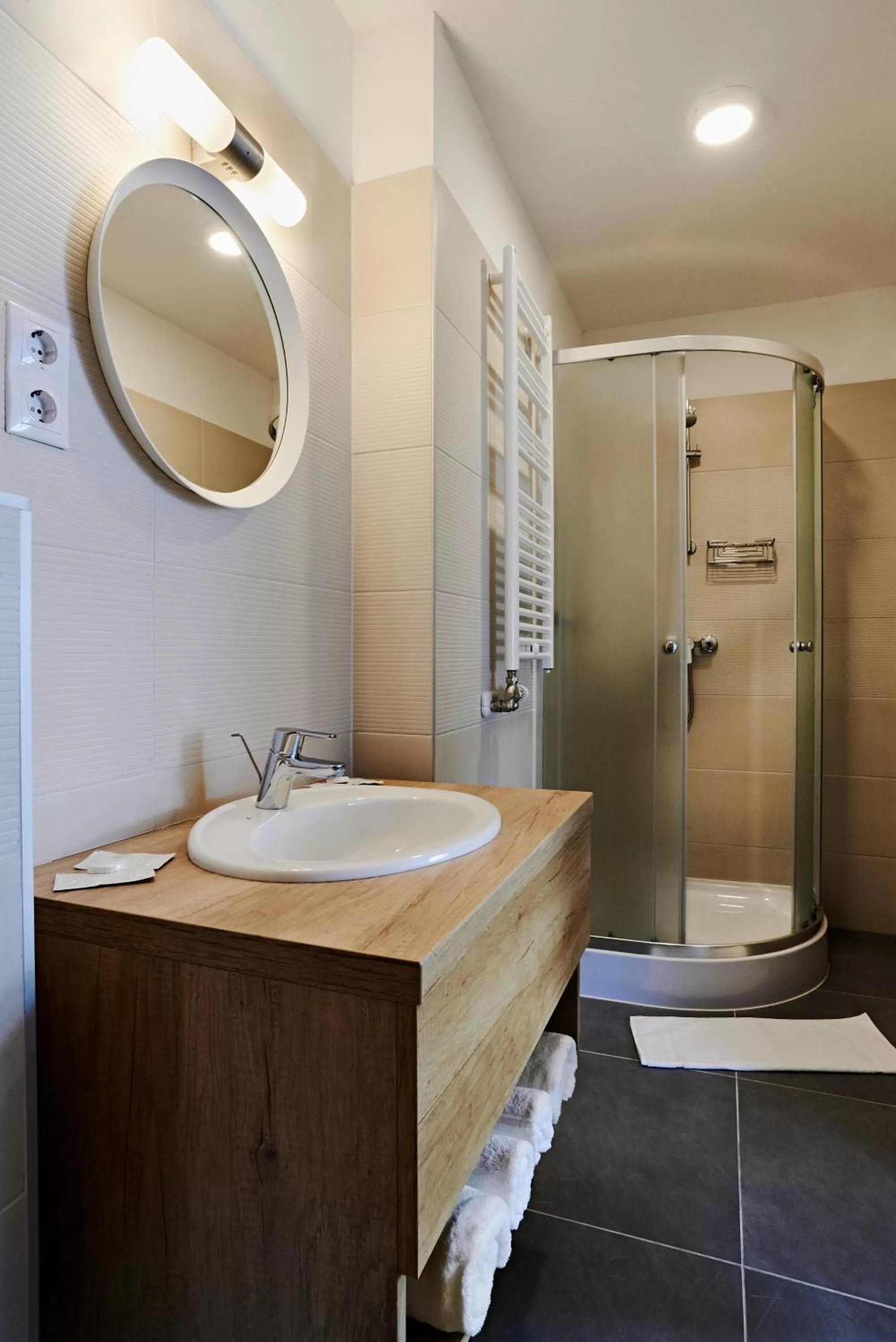 Shower in Hotel Adalbert Szent Tamás ház