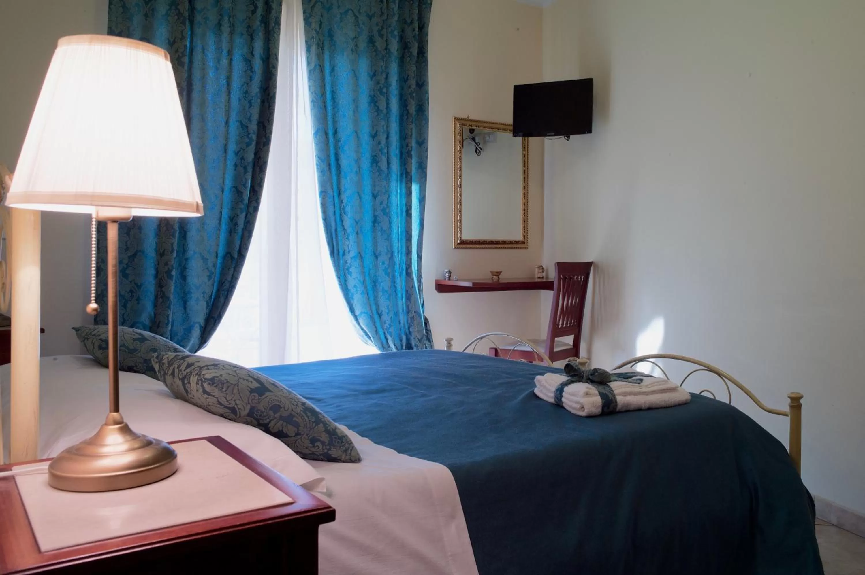 Photo of the whole room, Bed in B&B MareAgrò