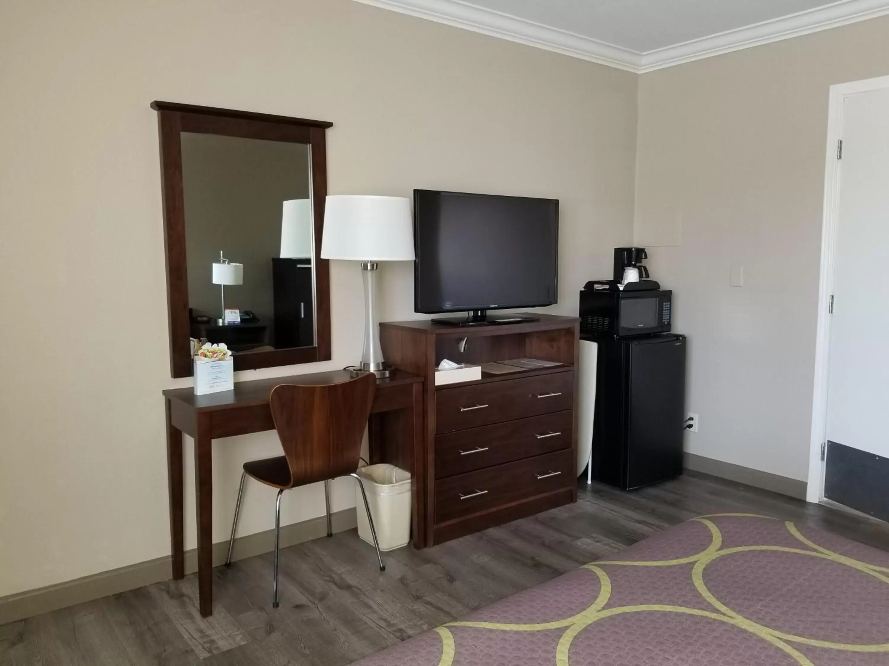 TV and multimedia, TV/Entertainment Center in Super 8 by Wyndham Los Angeles-Culver City Area