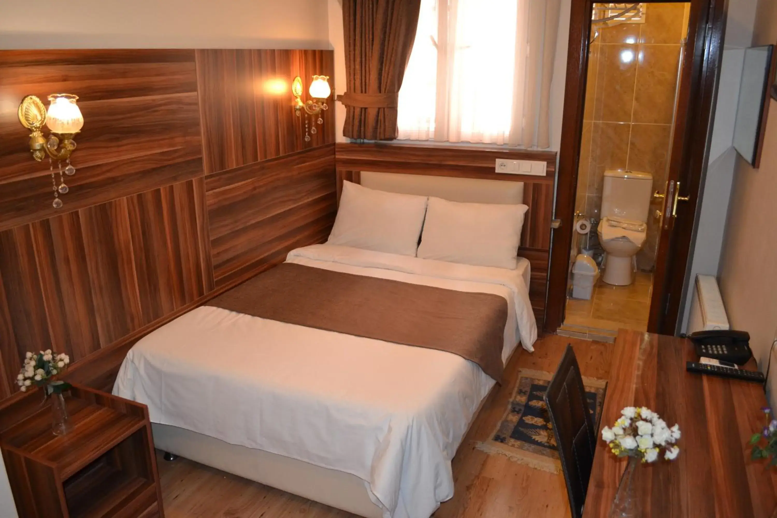 Toilet, Bed in New Fatih Hotel