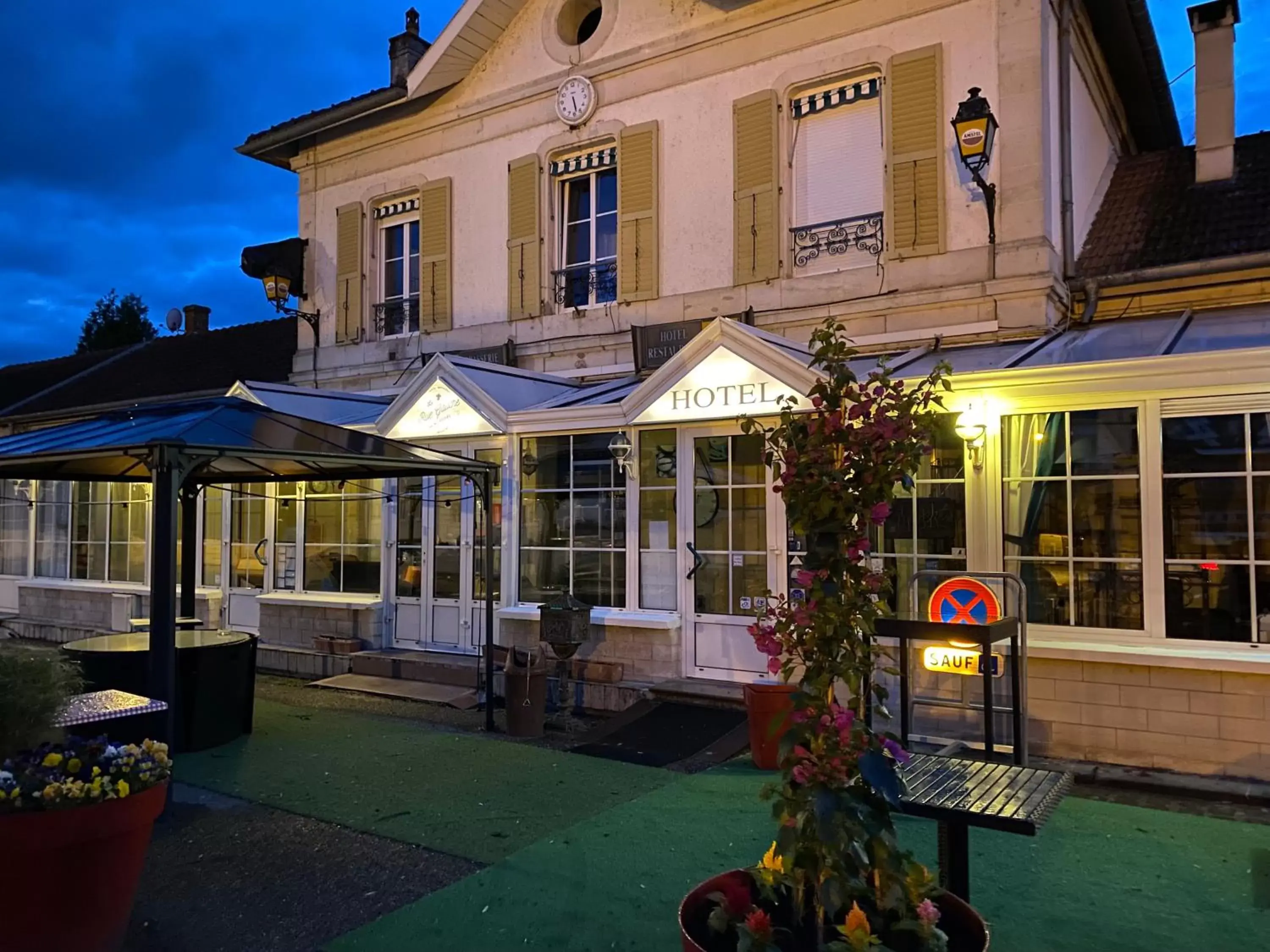 Property Building in Hotel de la Gare