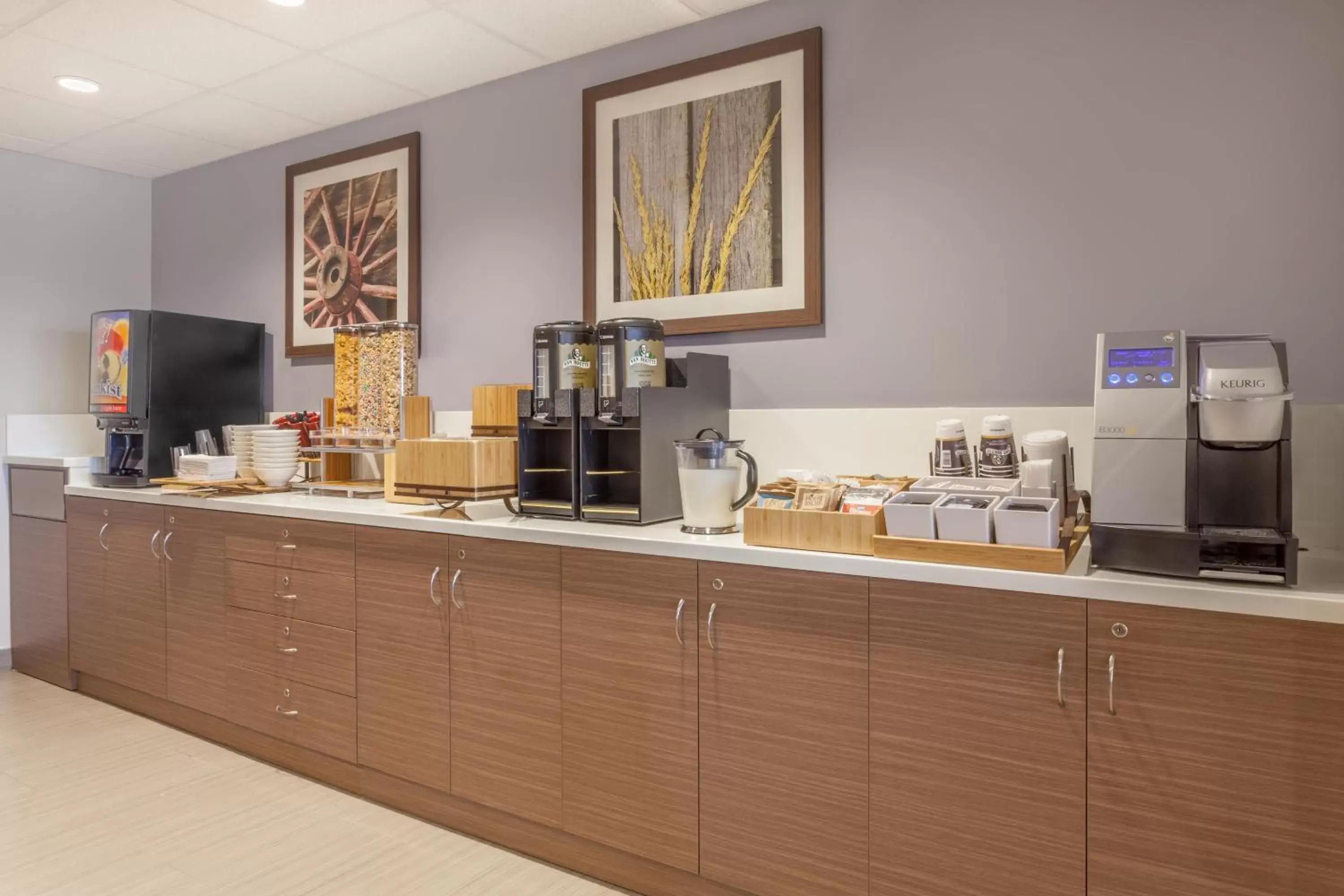 Food and drinks in Microtel Inn & Suites by Wyndham Bonnyville