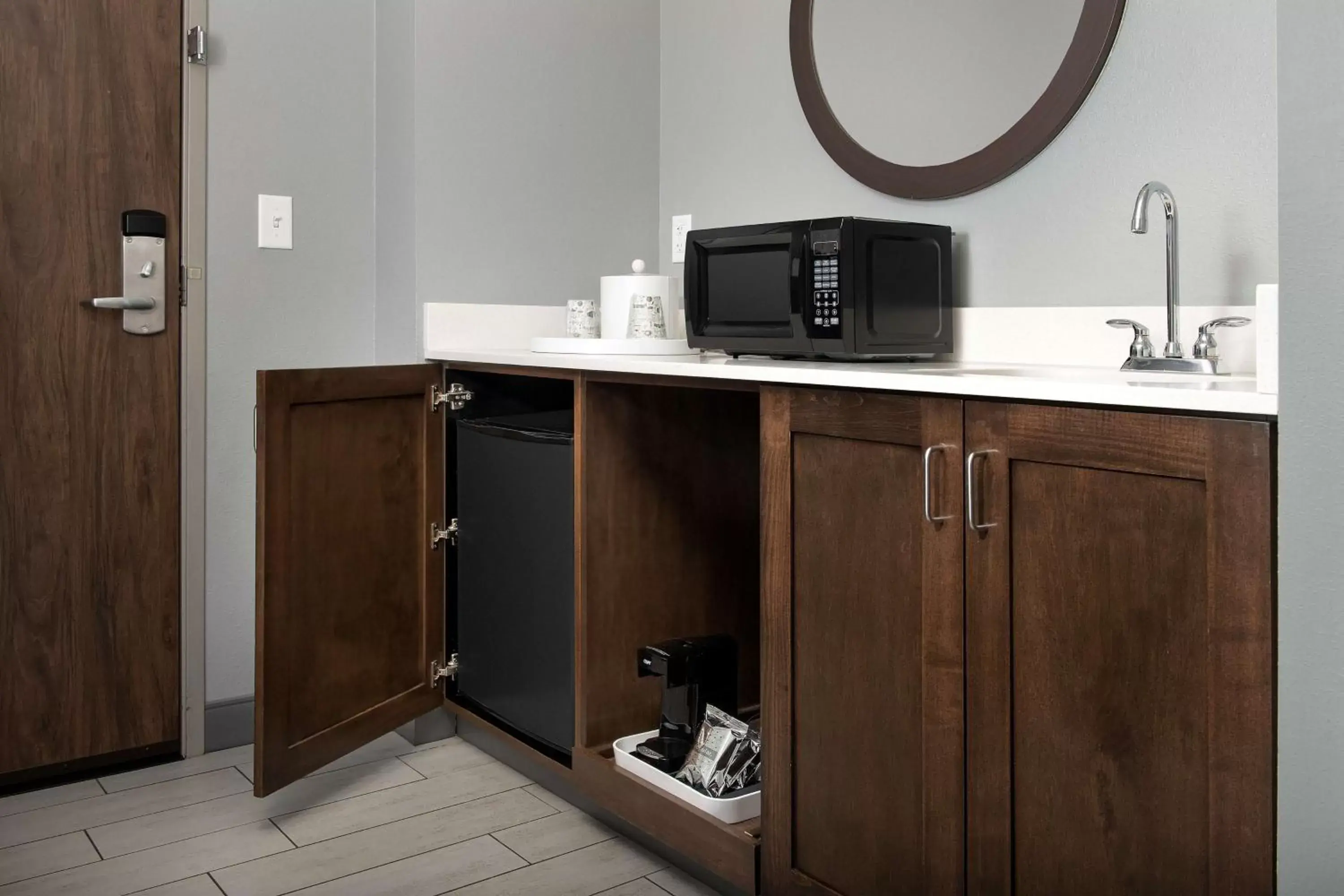 Photo of the whole room, Kitchen/Kitchenette in Hampton Inn & Suites Rapid City Rushmore, SD