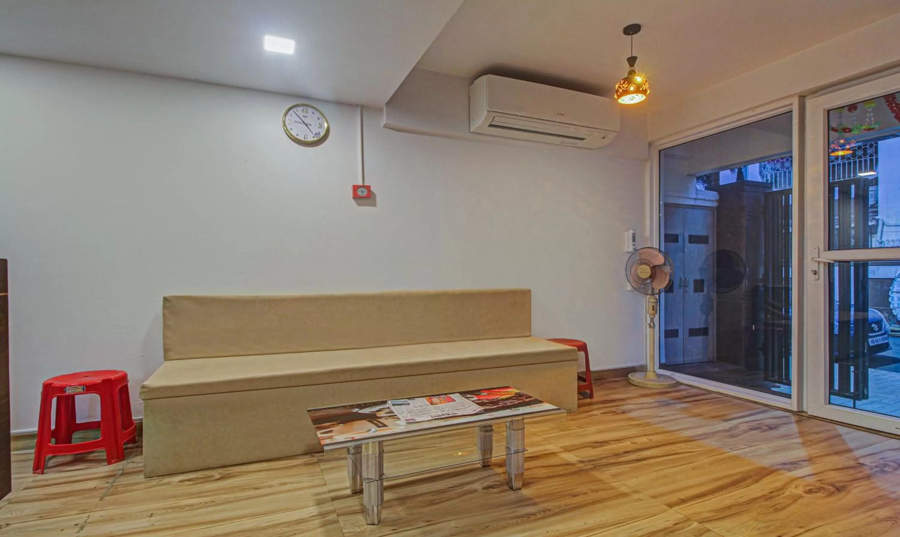 Seating area in Itsy Hotels Reotel Near Rabindra Sarobar