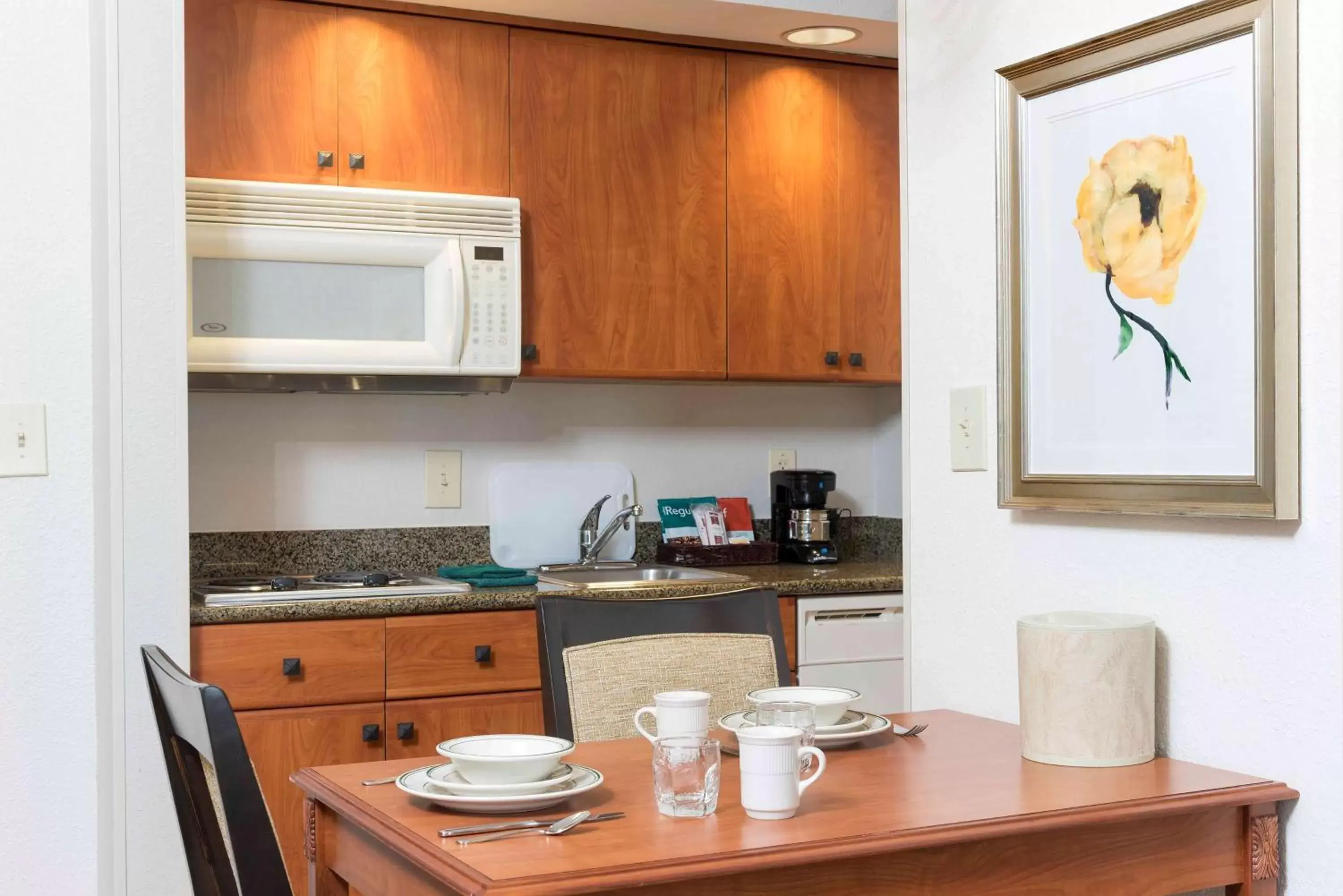 Kitchen or kitchenette, Kitchen/Kitchenette in Homewood Suites by Hilton Indianapolis Airport / Plainfield
