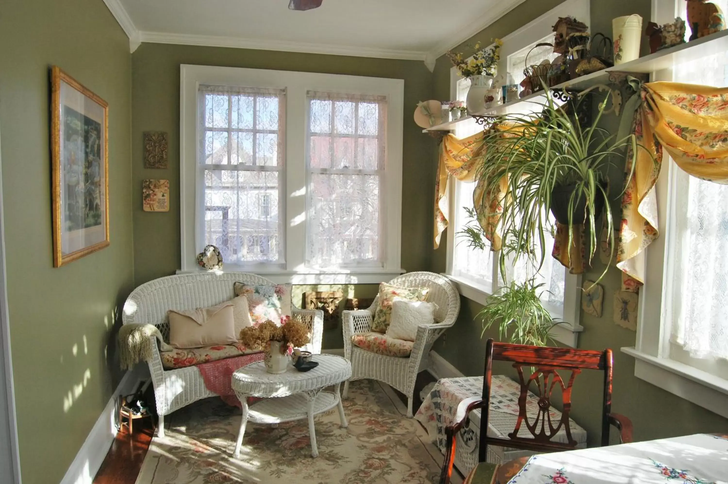 Seating area in Schuster Mansion Bed & Breakfast