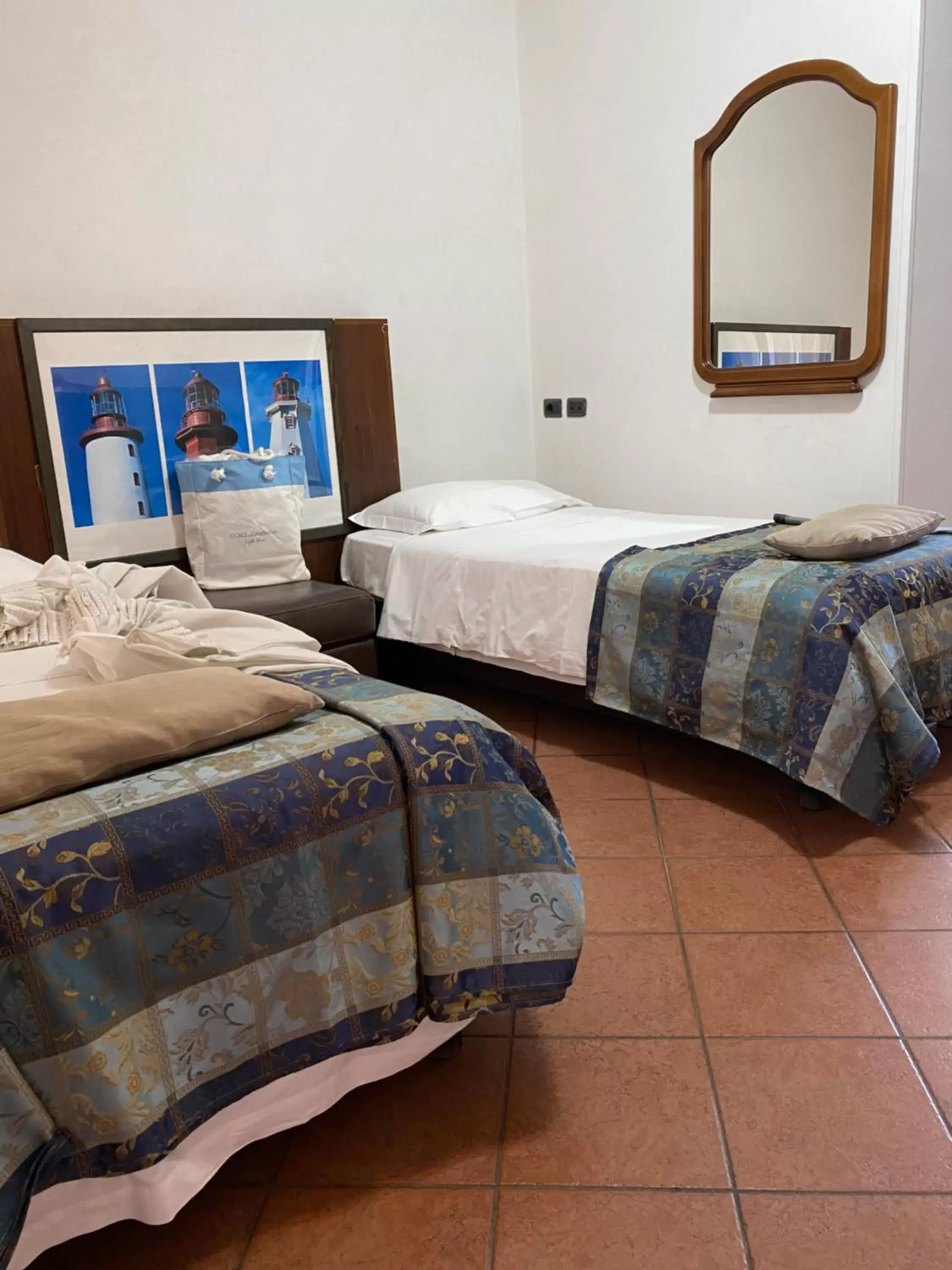 Property building, Bed in Euro House Inn Airport