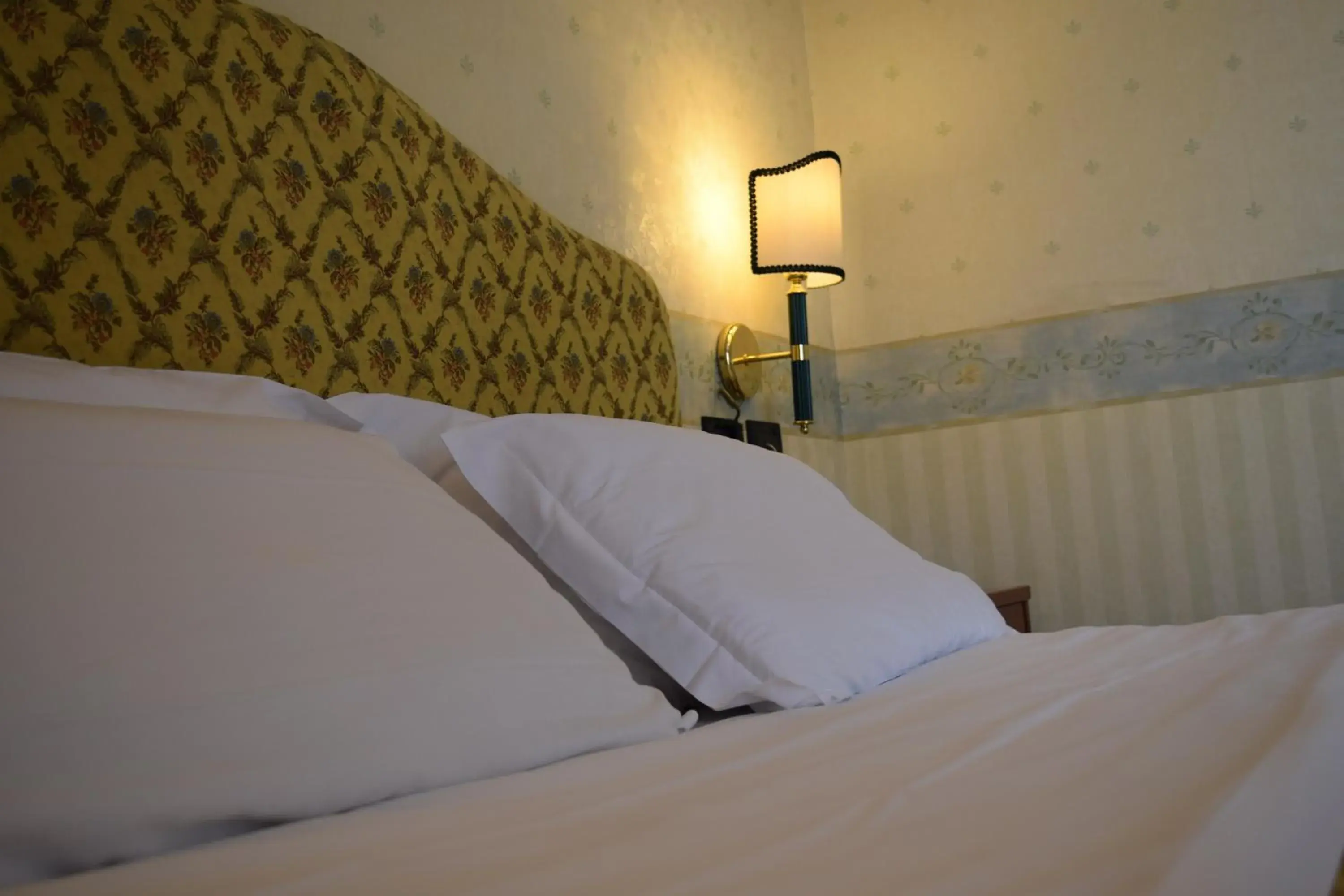 Bedroom, Bed in Hotel President Pomezia