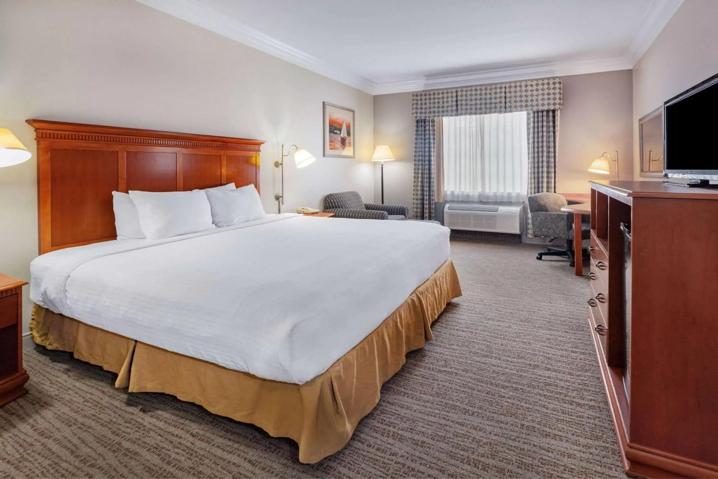 Photo of the whole room, Bed in Days Inn by Wyndham Alta Vista