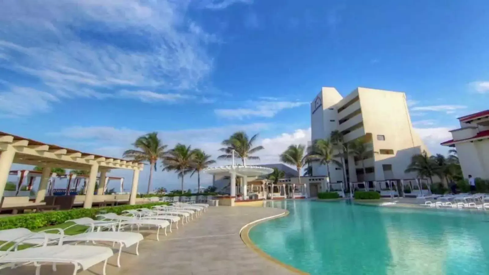 Property building, Swimming Pool in Condos inside an Ocean Front Hotel Resort