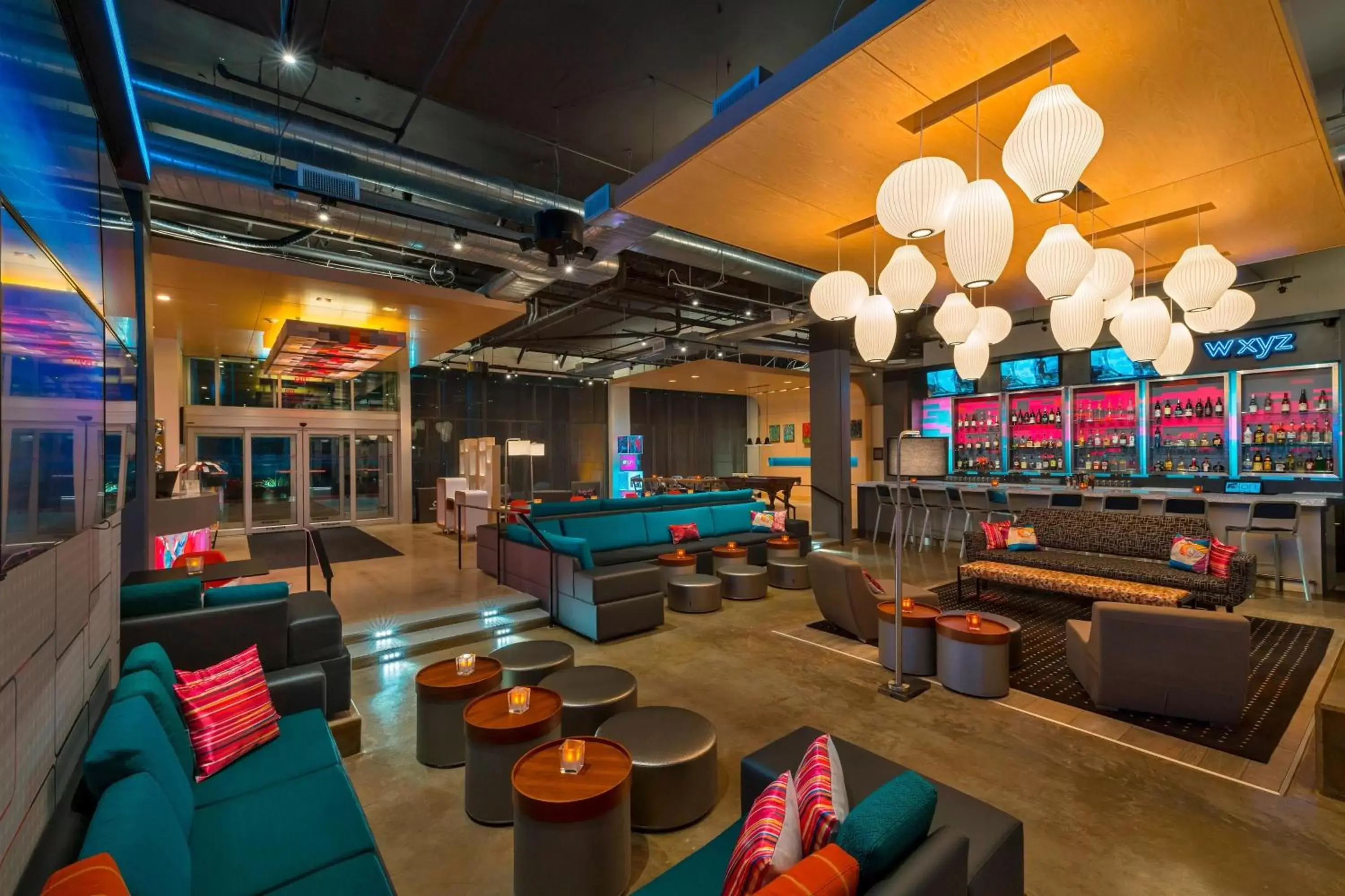 Swimming pool, Lounge/Bar in Aloft College Station