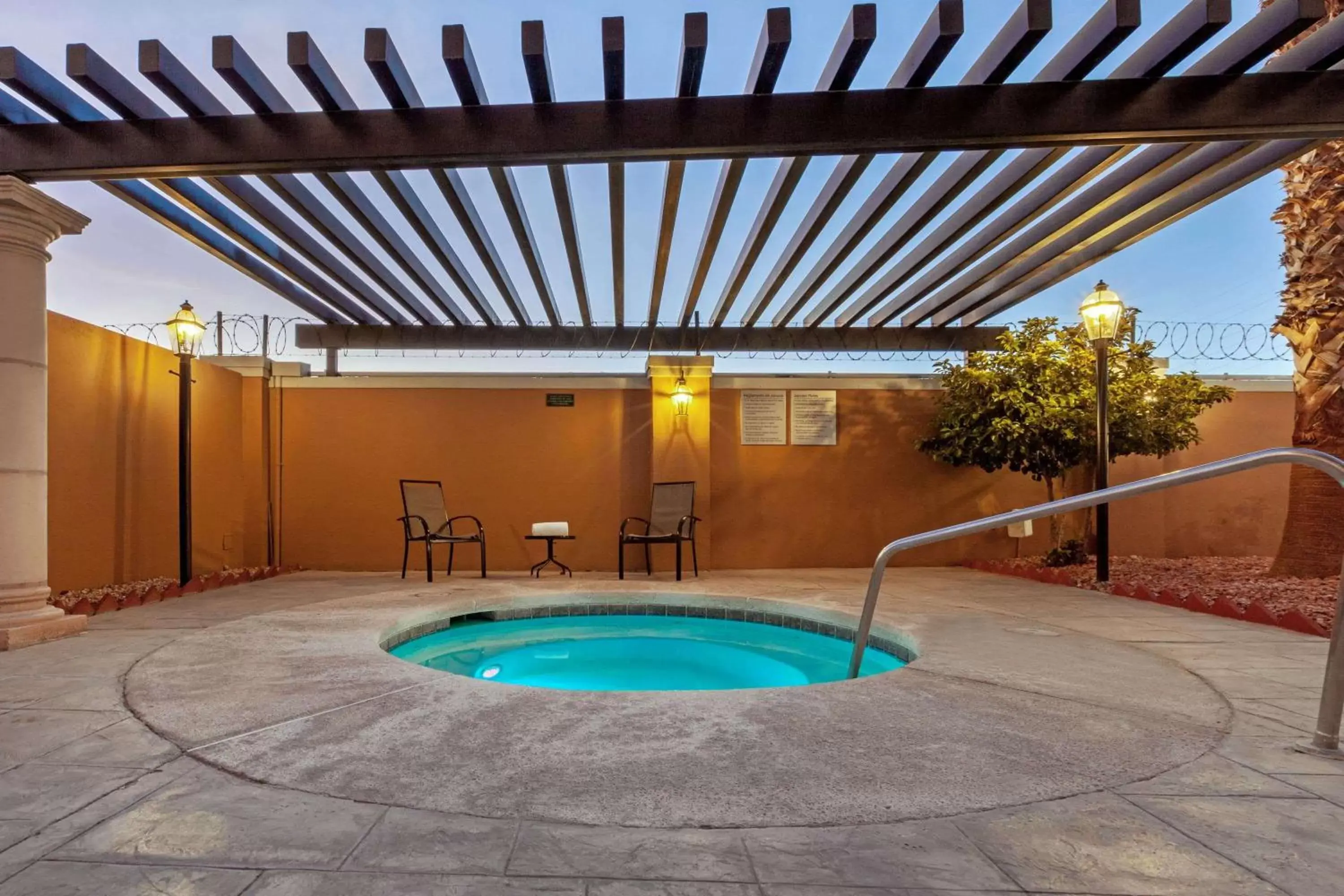 Hot Tub, Swimming Pool in La Quinta by Wyndham Cd Juarez Near US Consulate