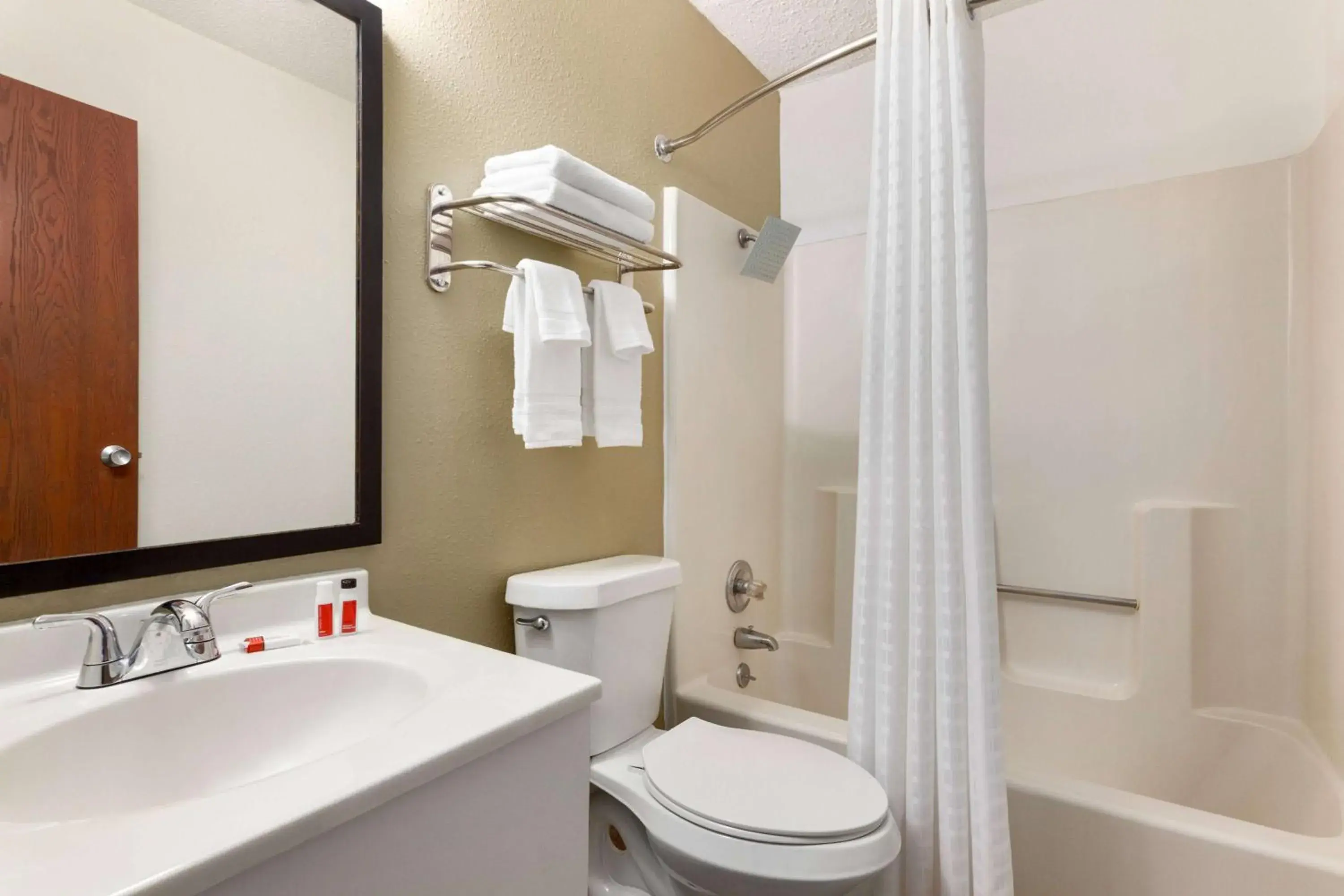 TV and multimedia, Bathroom in Baymont by Wyndham Hutchinson