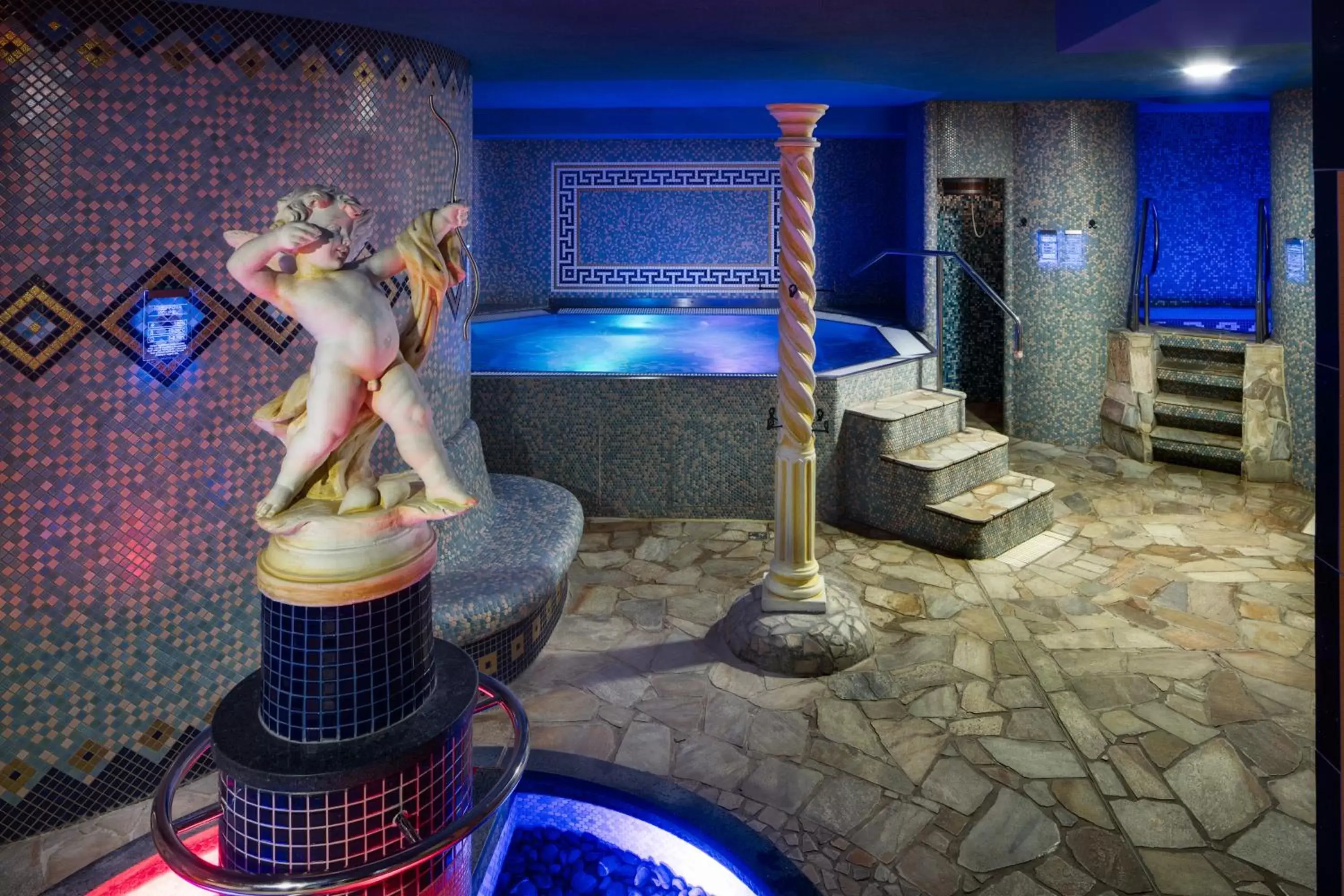Hot Tub, Swimming Pool in Wellness Hotel Babylon