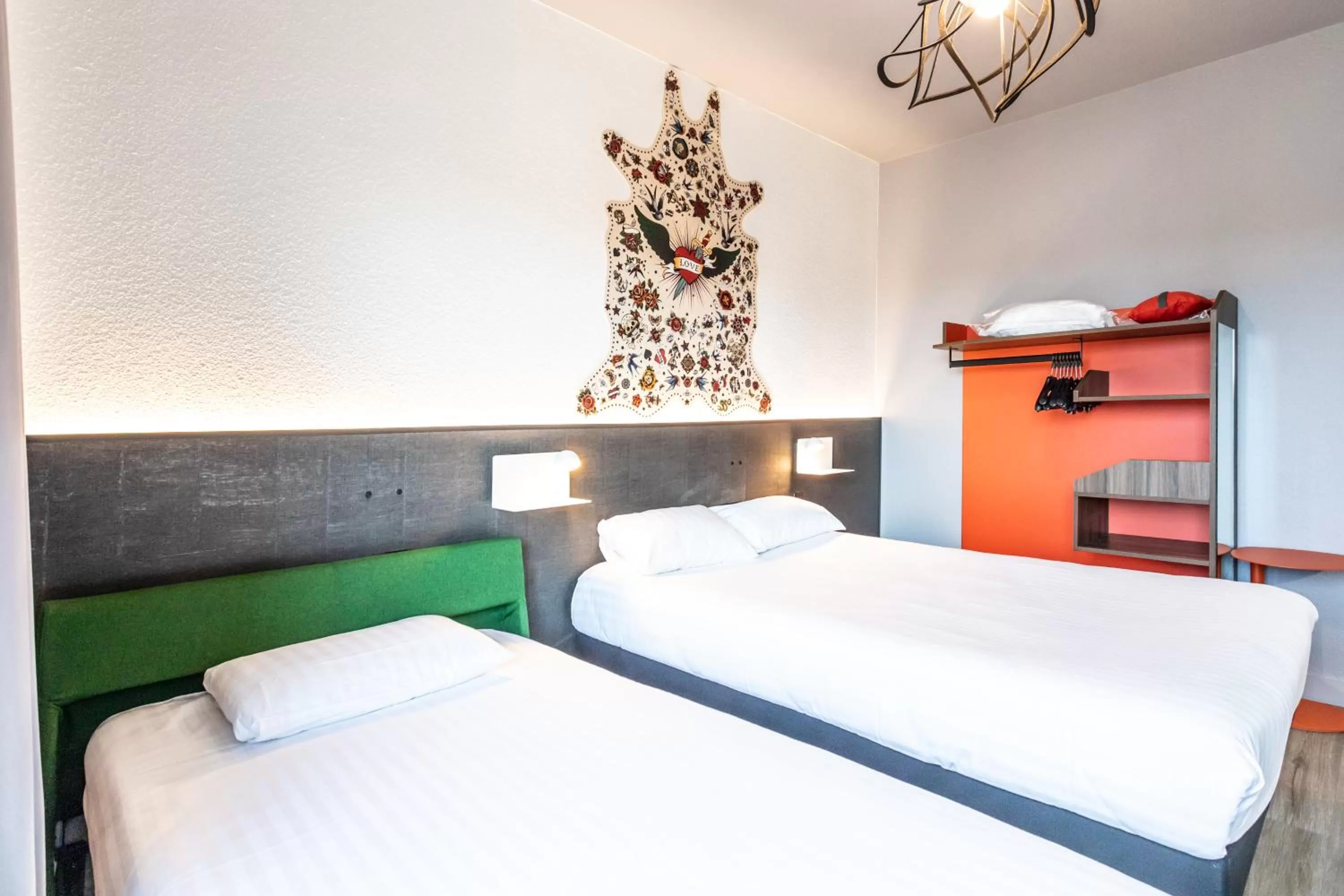 Bed in Hôtel The Originals City Le Berry - proche centre-ville - Gare - parking - recharge véhicule