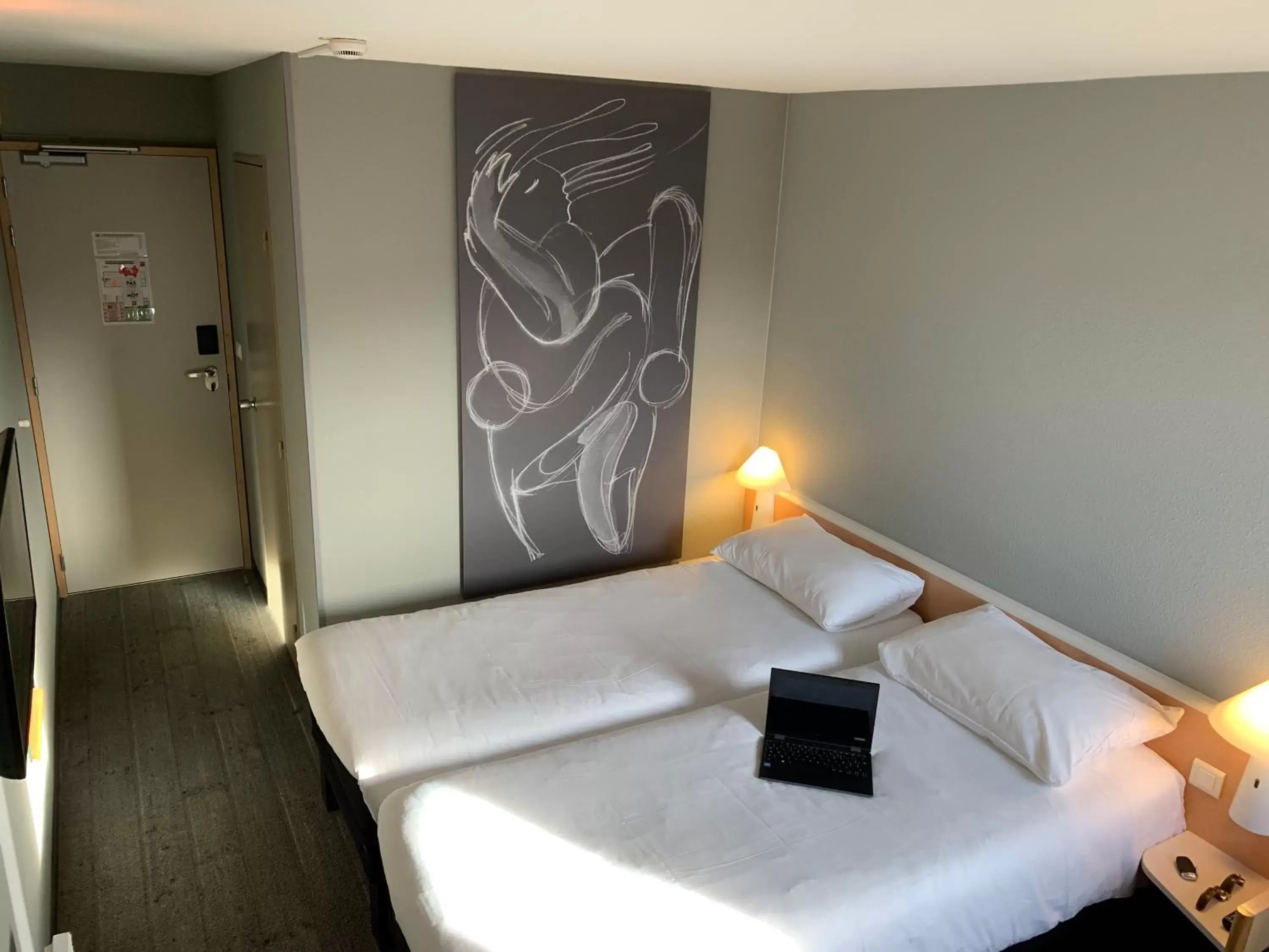 Photo of the whole room, Bed in Ibis Auray
