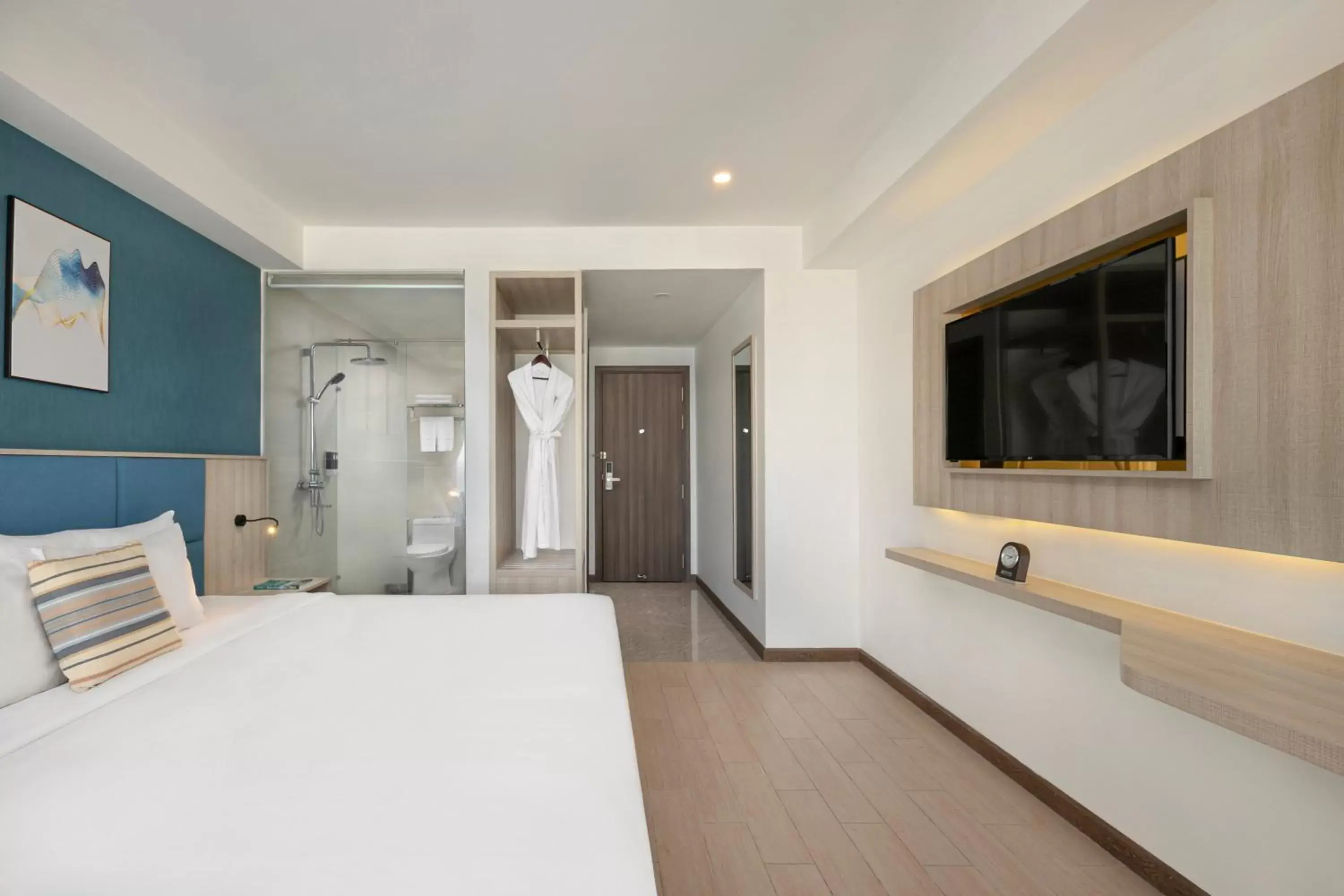 Bed, TV/Entertainment Center in Atlantic Nha Trang Hotel