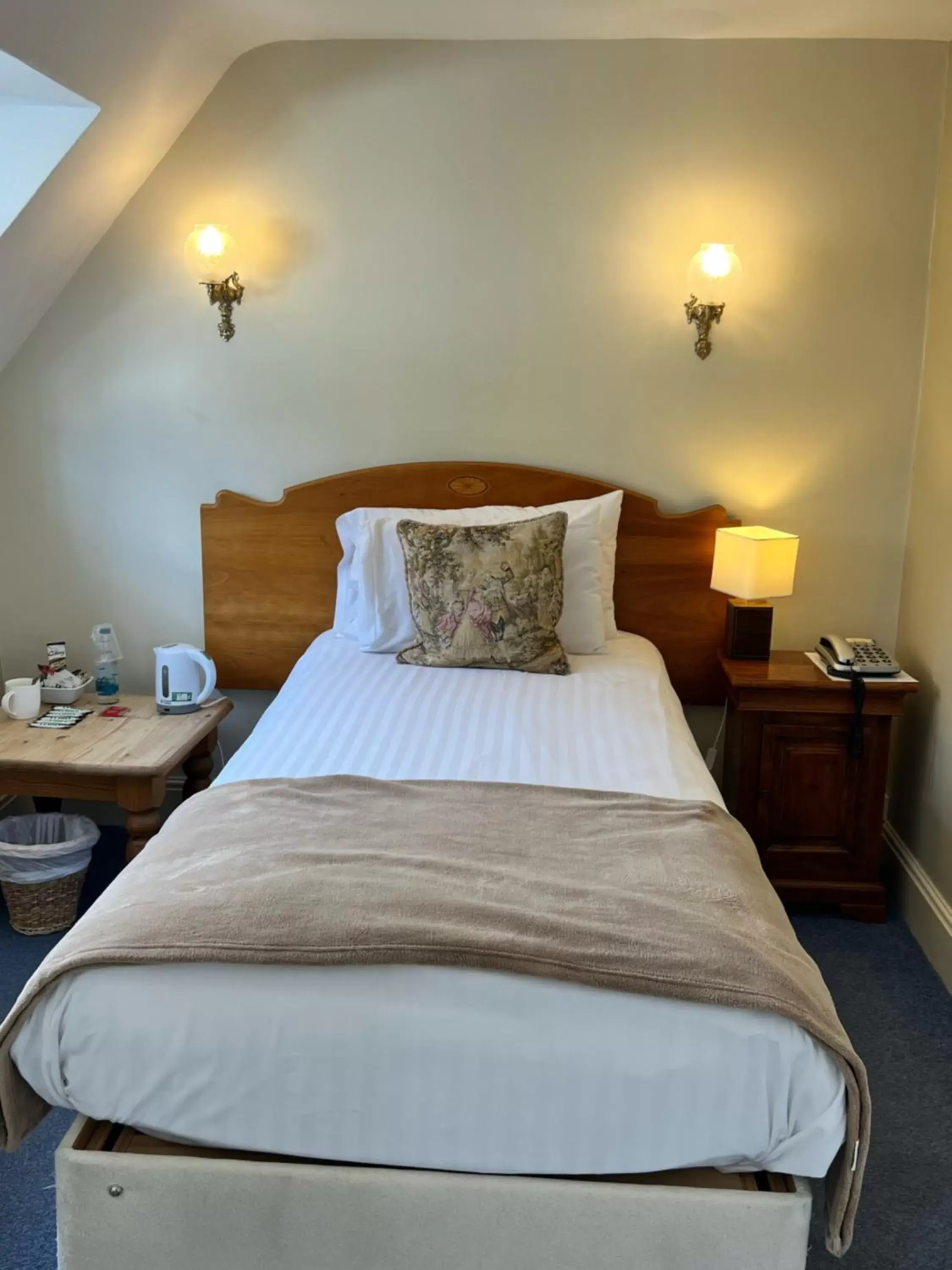 Bedroom, Bed in The Kings Arms Inn