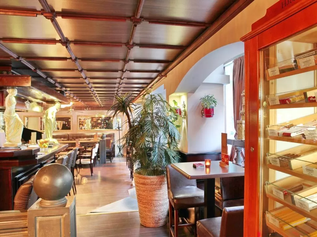 Restaurant/places to eat in Queen's Astoria Design Hotel