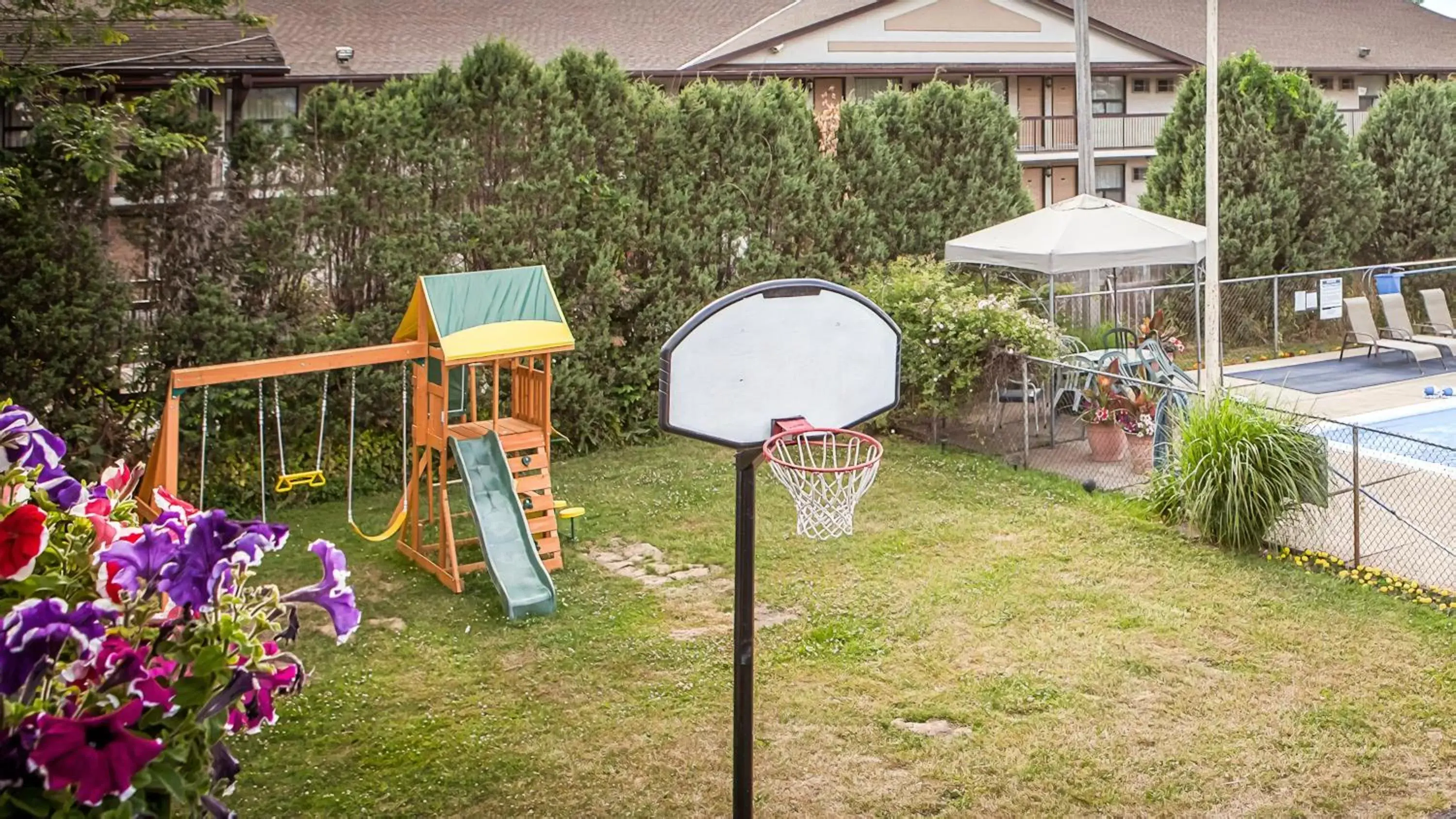 Activities, Children's Play Area in Villager Lodge Niagara Falls