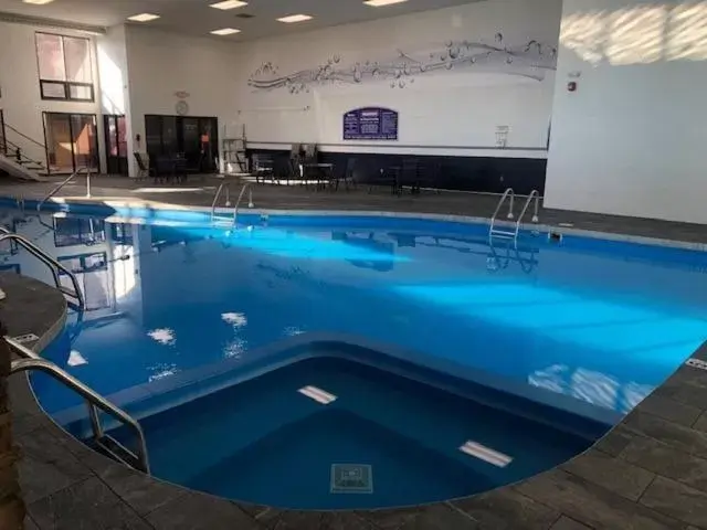 Swimming Pool in Boarders Inn & Suites by Cobblestone Hotels - Grand Island