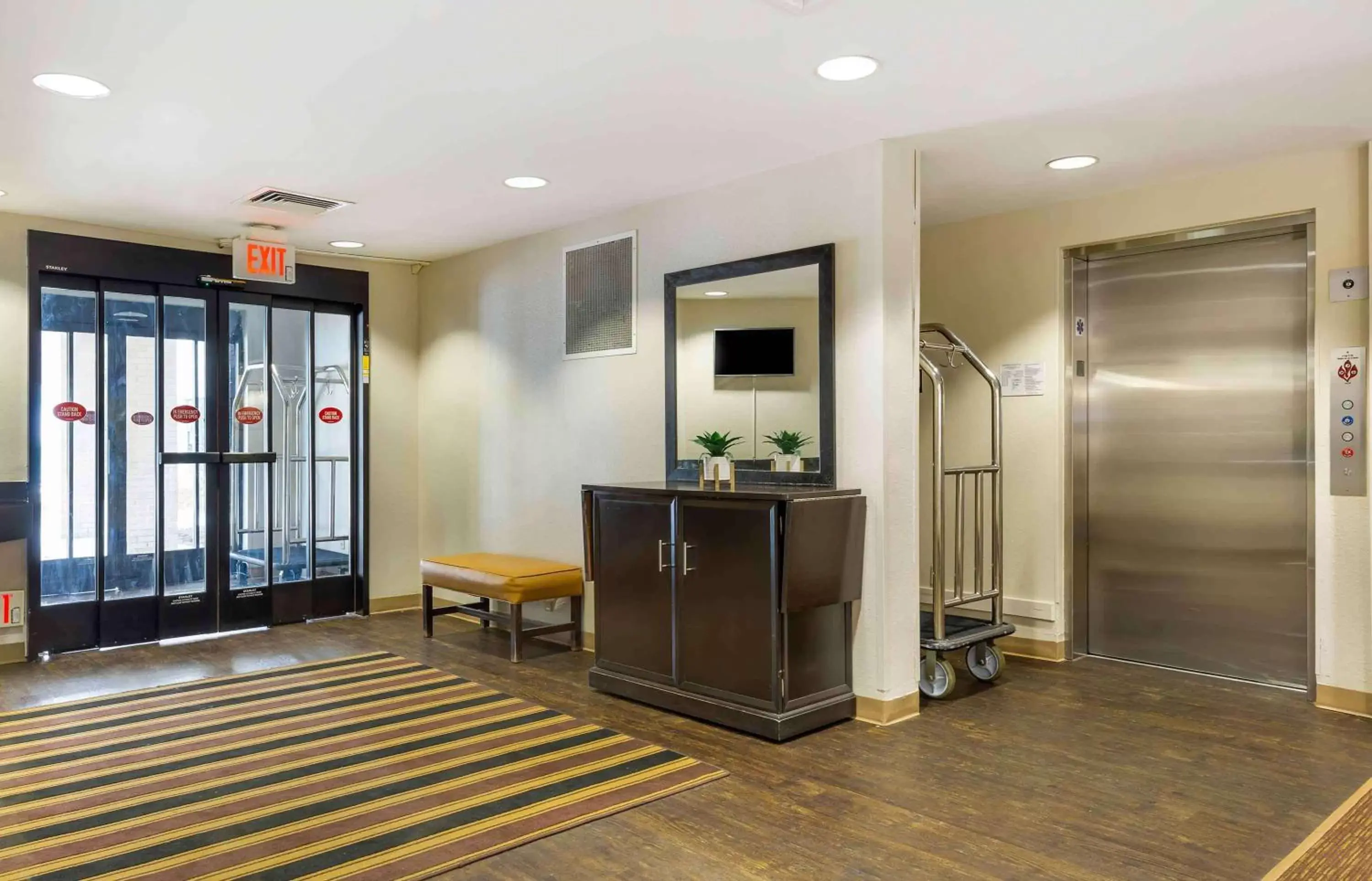 Lobby or reception, TV/Entertainment Center in Extended Stay America Suites - Boston - Tewksbury