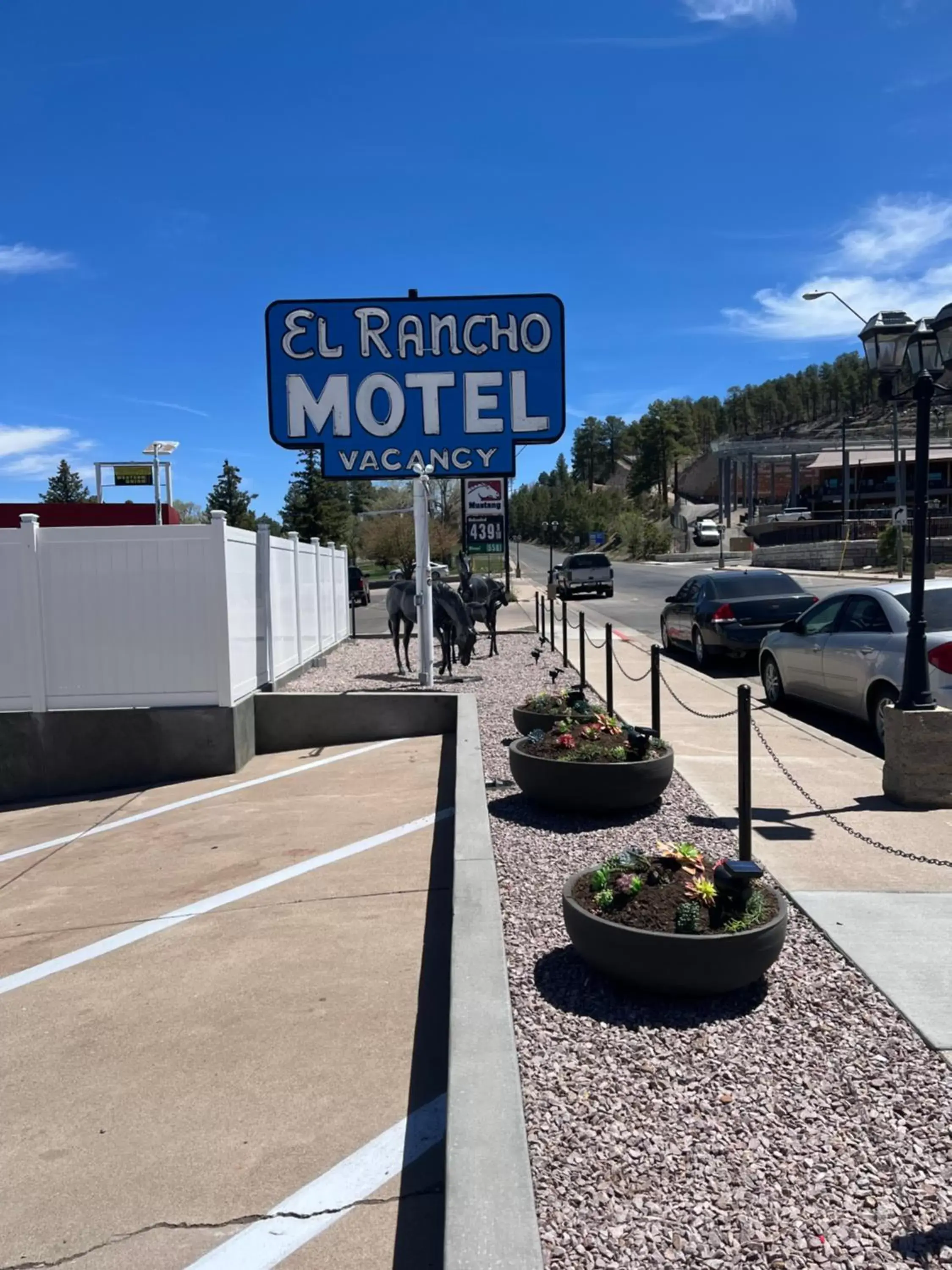 Day in El Rancho Motel