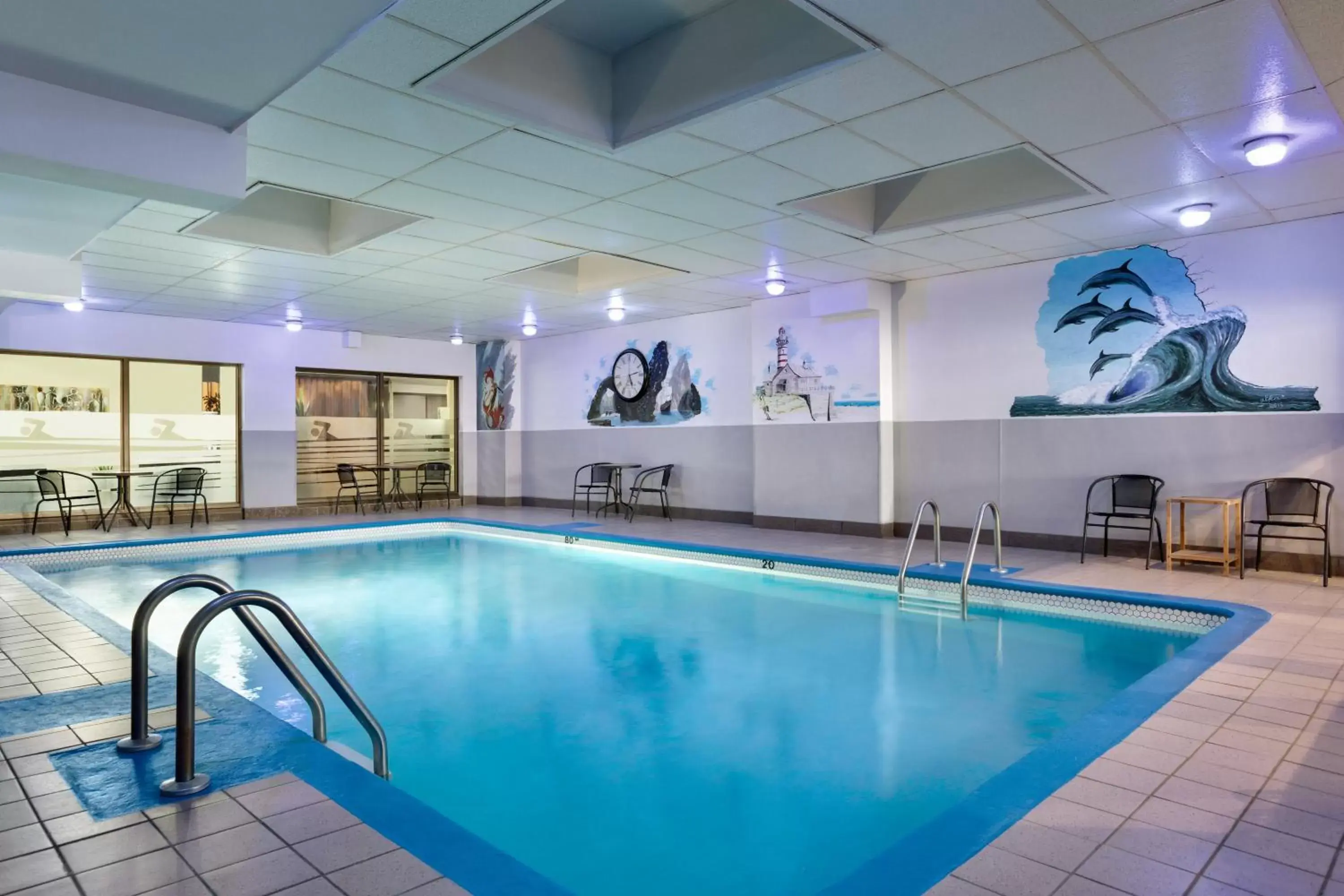 Swimming Pool in Travelodge by Wyndham Quebec City Hotel & Convention Centre