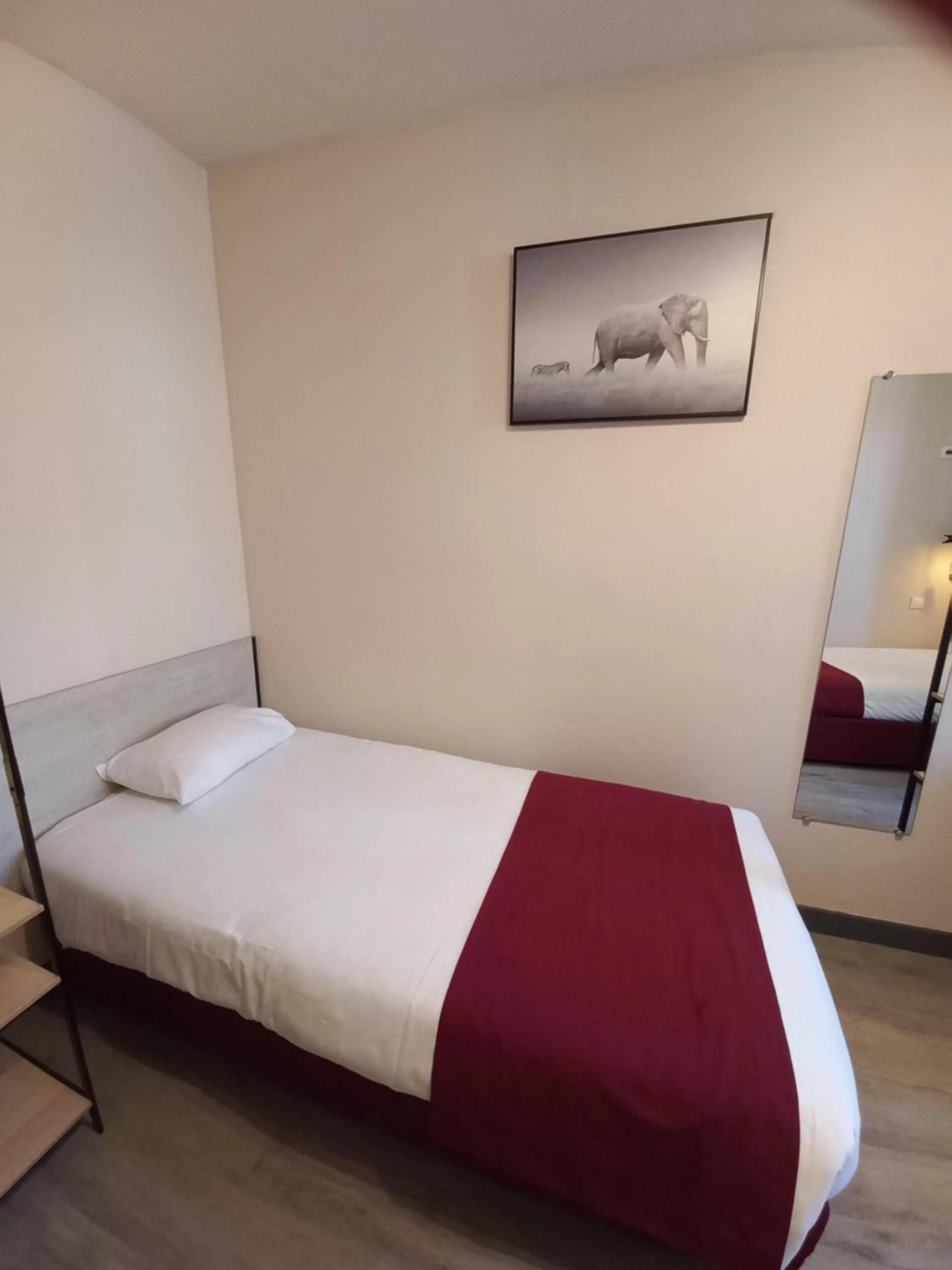 Bedroom, Bed in Logis Hôtel La Résidence, Cognac Centre