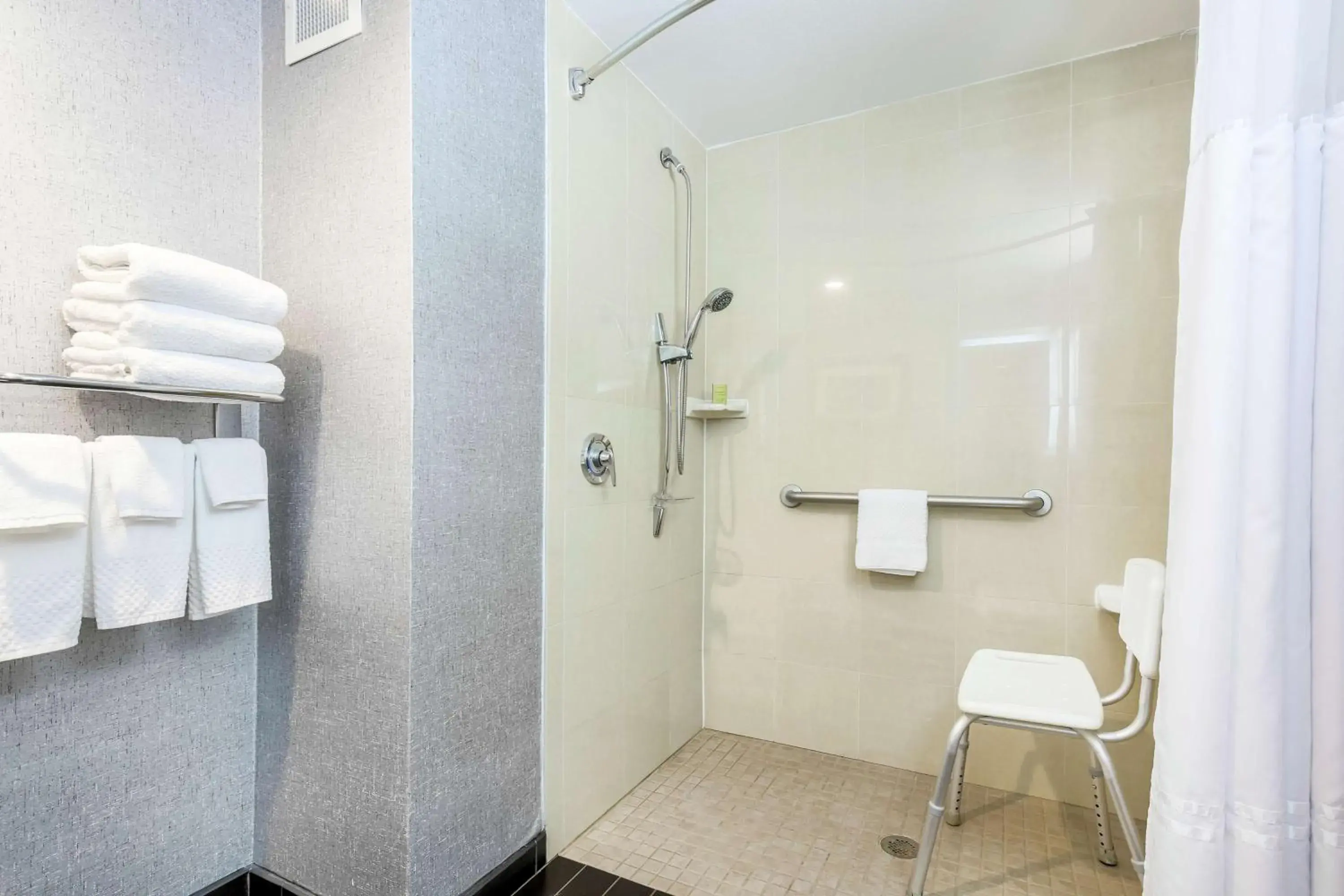 Bathroom in DoubleTree by Hilton Austin-University Area