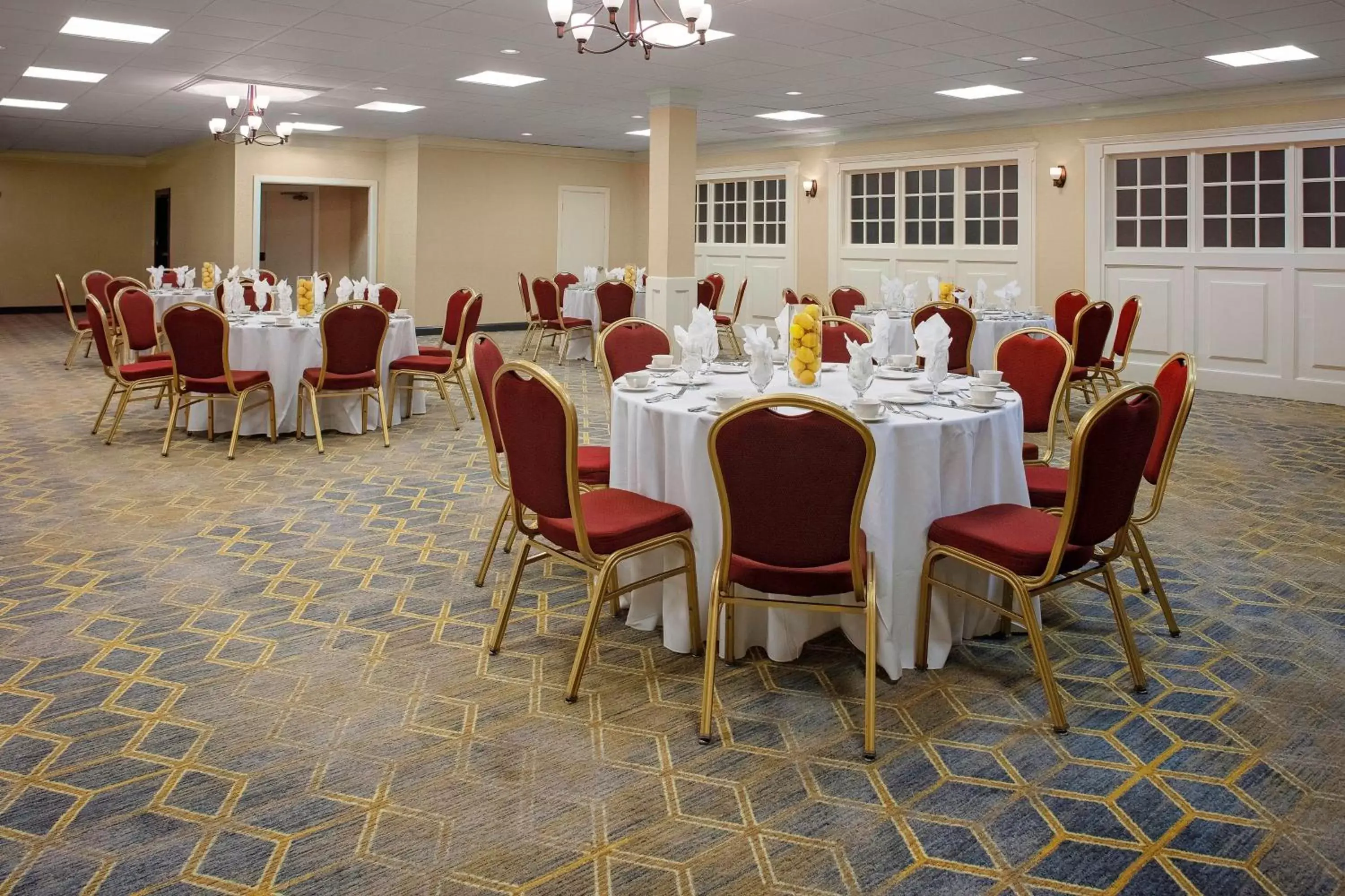 Banquet/Function facilities, Restaurant/Places to Eat in Holiday Inn & Suites Boston Peabody, an IHG Hotel
