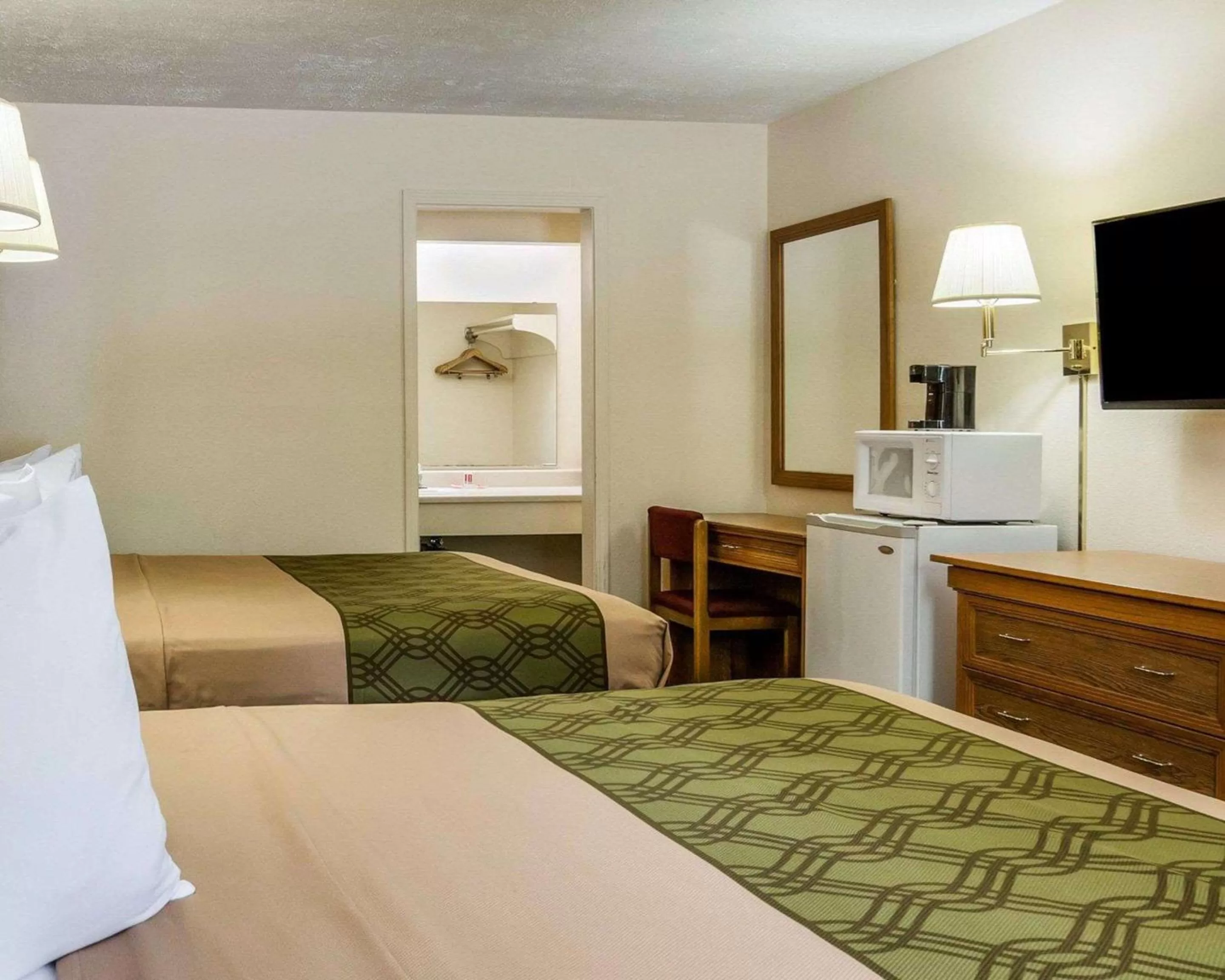 Bedroom, Bed in Econo Lodge University