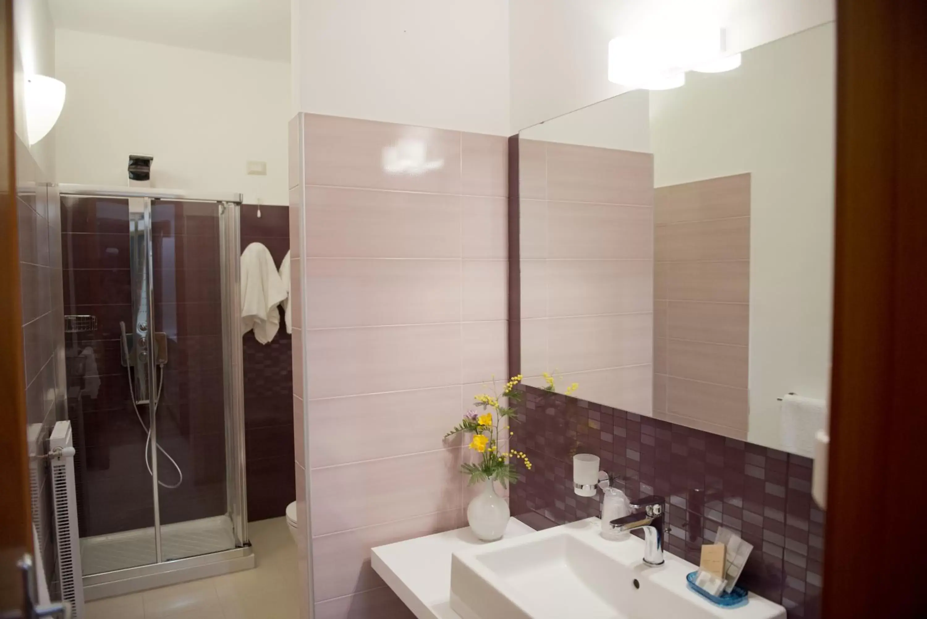 Shower, Bathroom in Garibaldi R&B