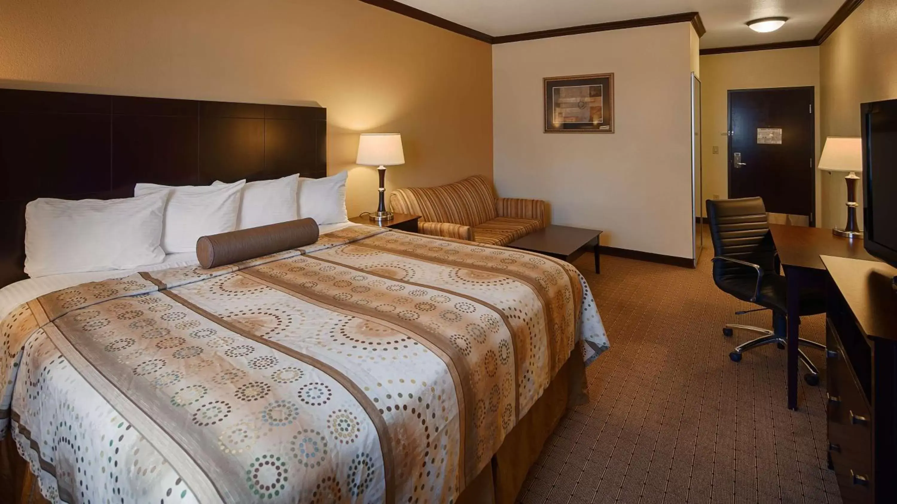 Photo of the whole room, Bed in Best Western Plus Royal Mountain Inn & Suites
