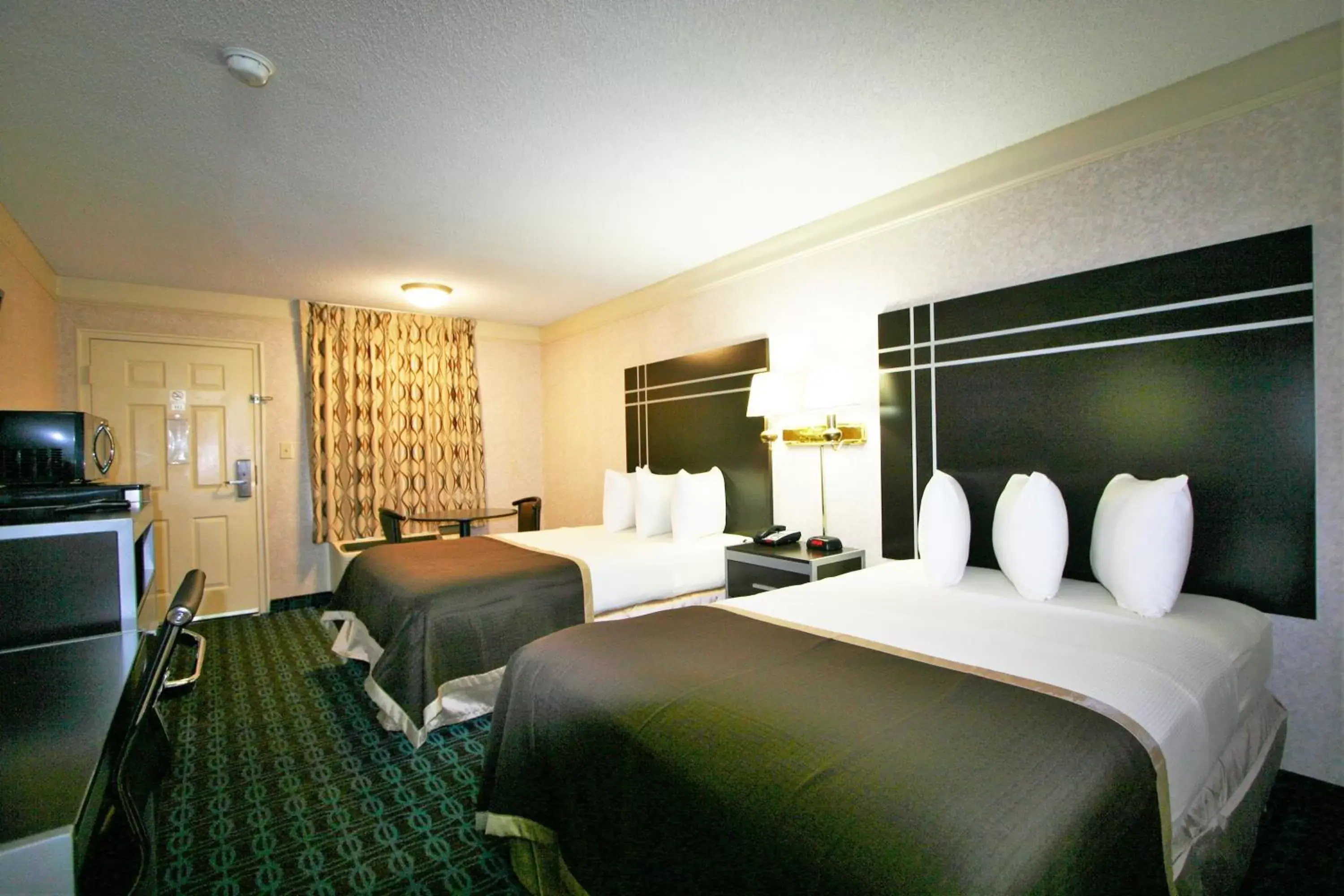 Photo of the whole room, Bed in Deluxe Inn - Fayetteville I-95
