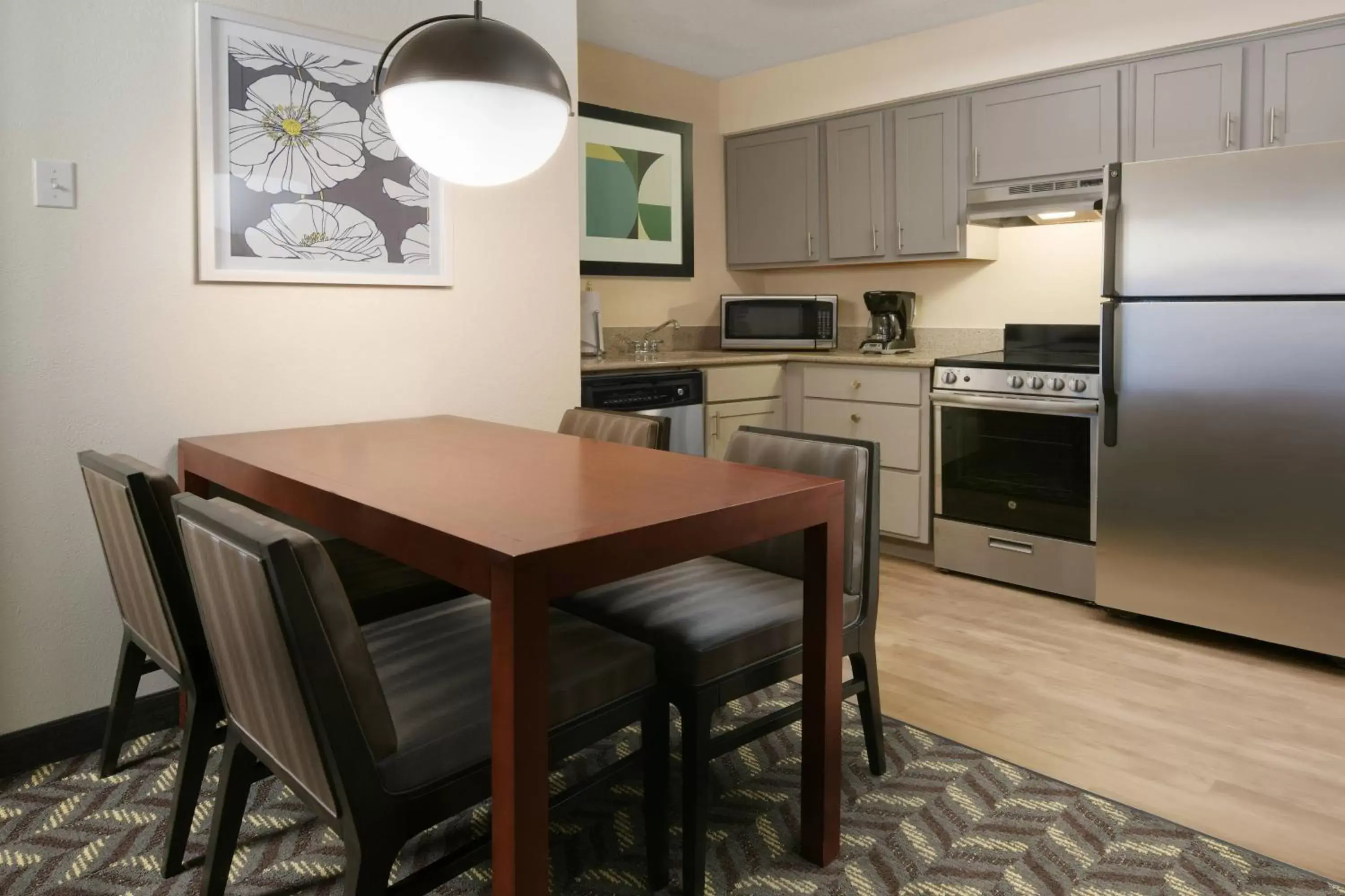 Bedroom, Kitchen/Kitchenette in Residence Inn Dallas Addison/Quorum Drive
